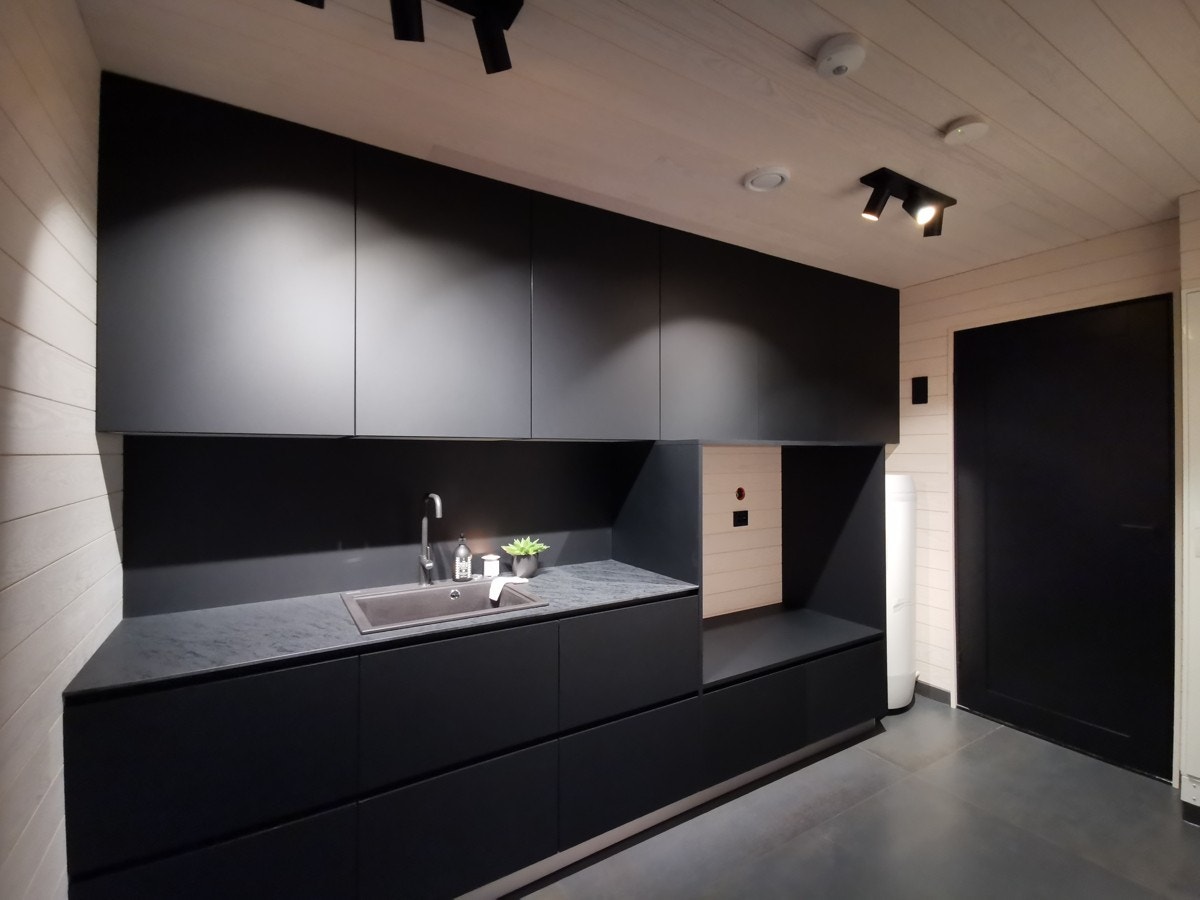 Vaskerom med plassbygd innredning. Galleribilde