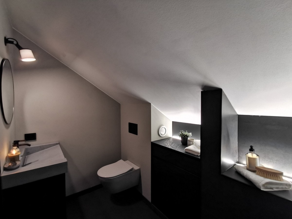 Delikat baderom i 2.etasje, Spesiallaget servant i betong, Tapwell blandebatteri, Led belysning. Galleribilde