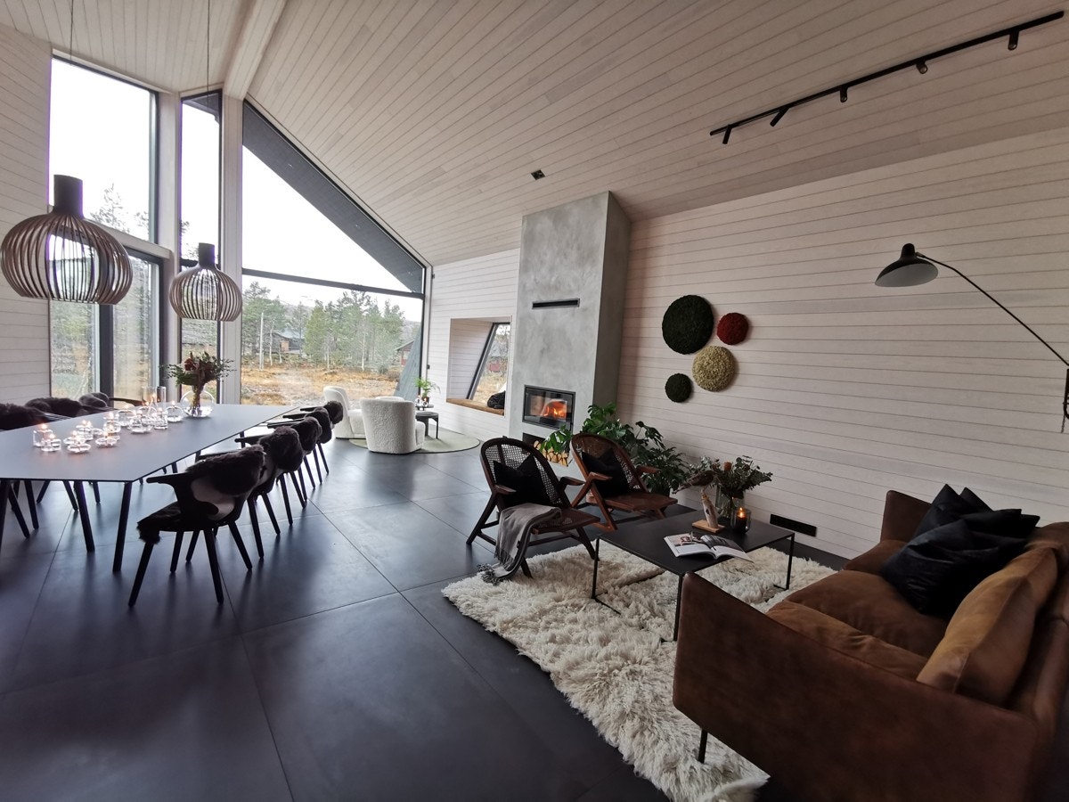 De store vindusflatene som går fra gulv til tak gir rommet en fantastisk atmosfære. Galleribilde