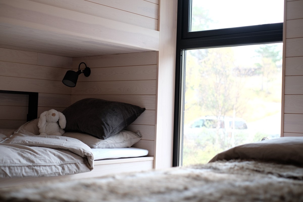 2 soverom med plassbygde senger, leselamper fra Vipp og lade mulighet via USB/USB-C. Galleribilde