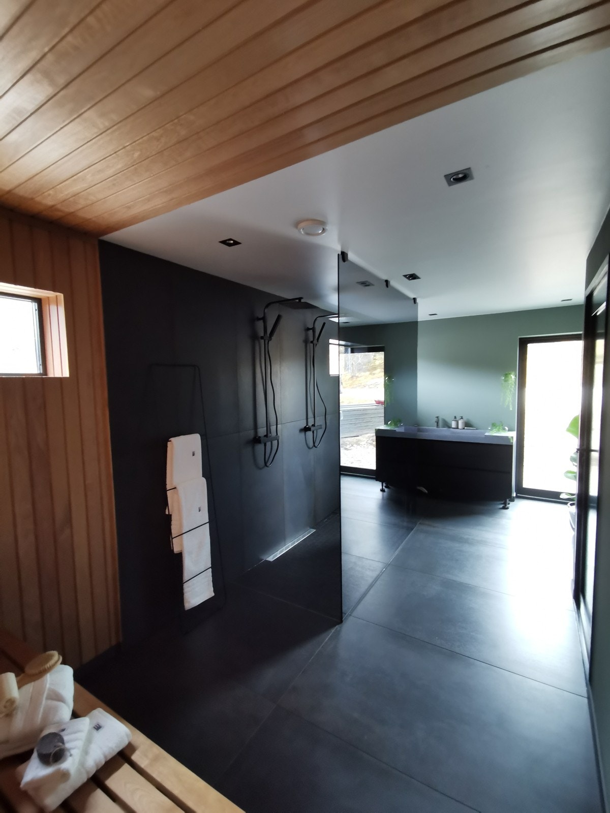 Stort delikat baderom med dobbel dusj og badstue. Galleribilde