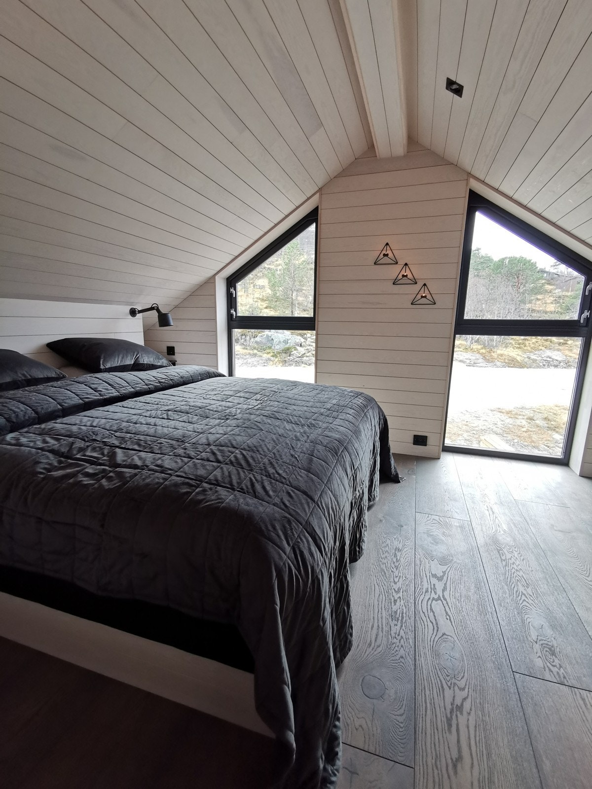 Dobbelt soverom, plassbygd garderobeplass, leselamper fra Vipp. Galleribilde