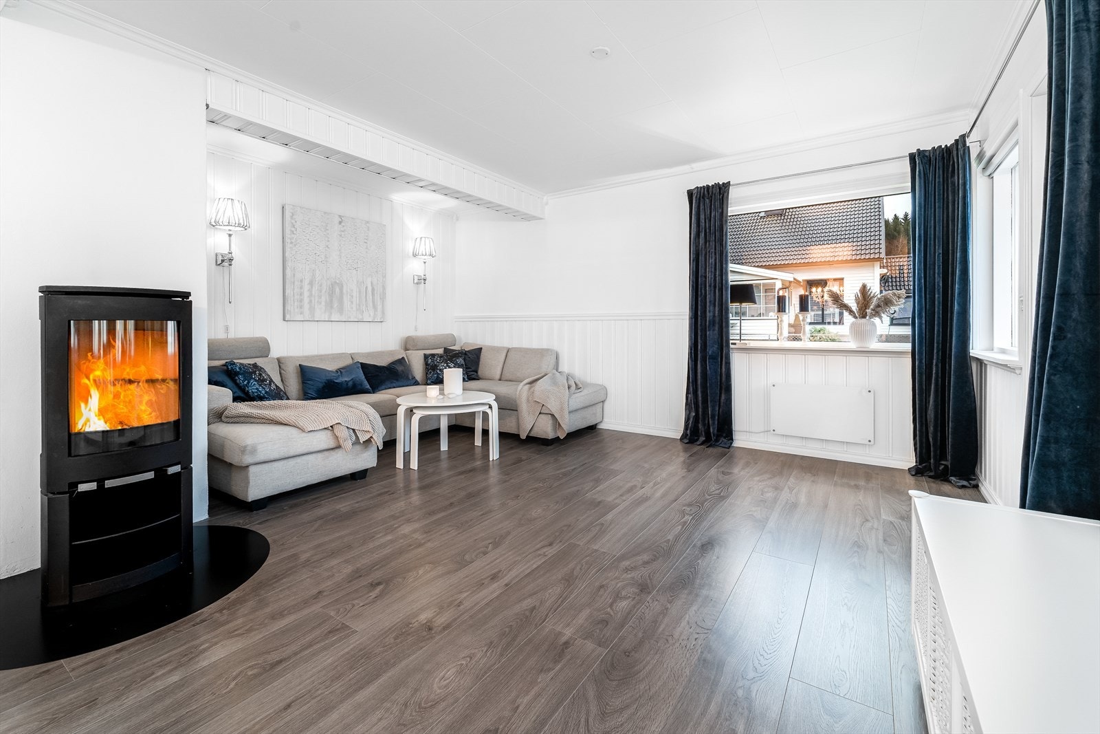 Store vindusflater slipper godt med naturlig lys inn i rommet. Tre av vinduene i stuen er nye i 2019. Pen vedovn fra Jøtul ny i 2012. Galleribilde