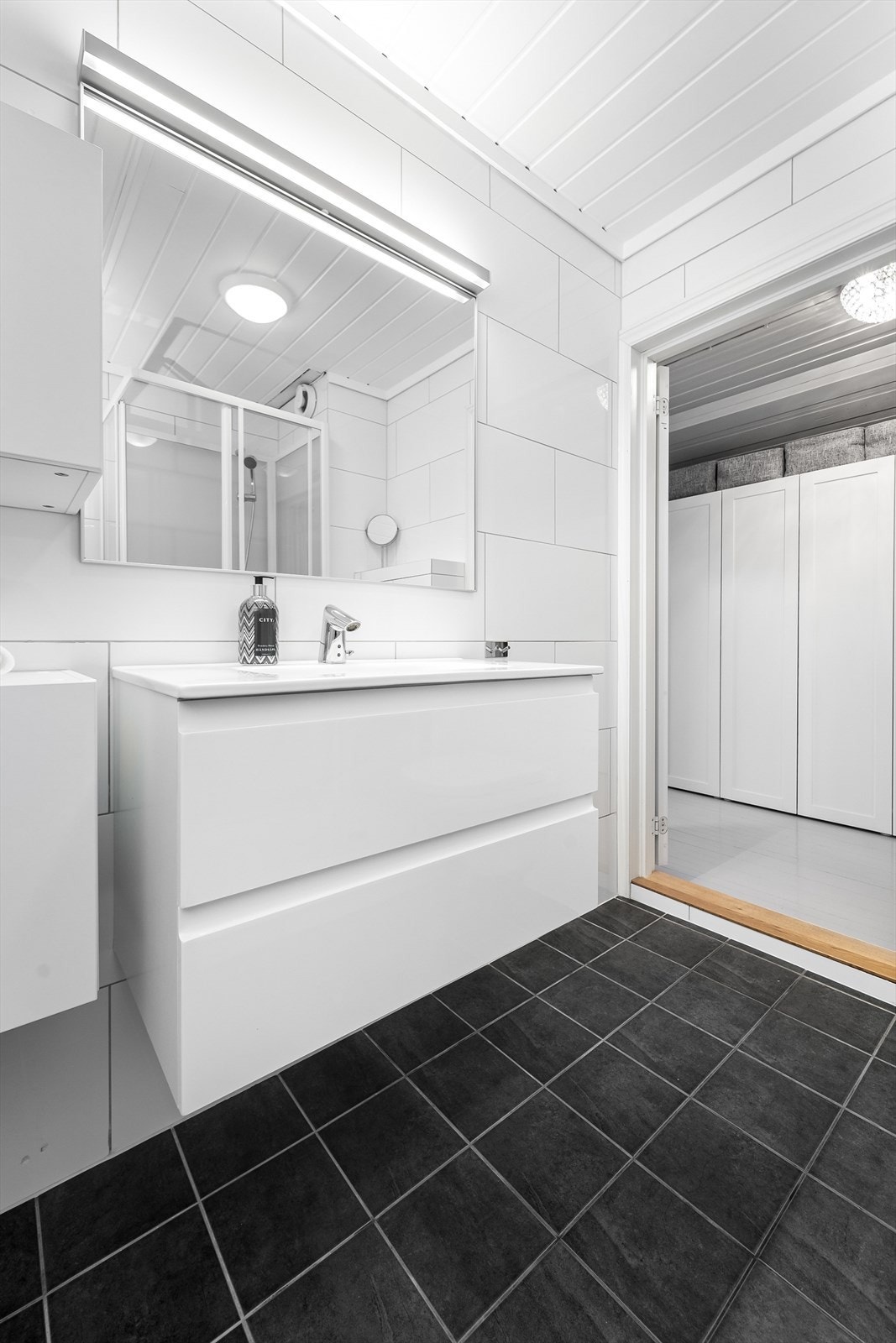 Overflater består av fliser på gulv og vegger samt MDF-panel i tak. Galleribilde