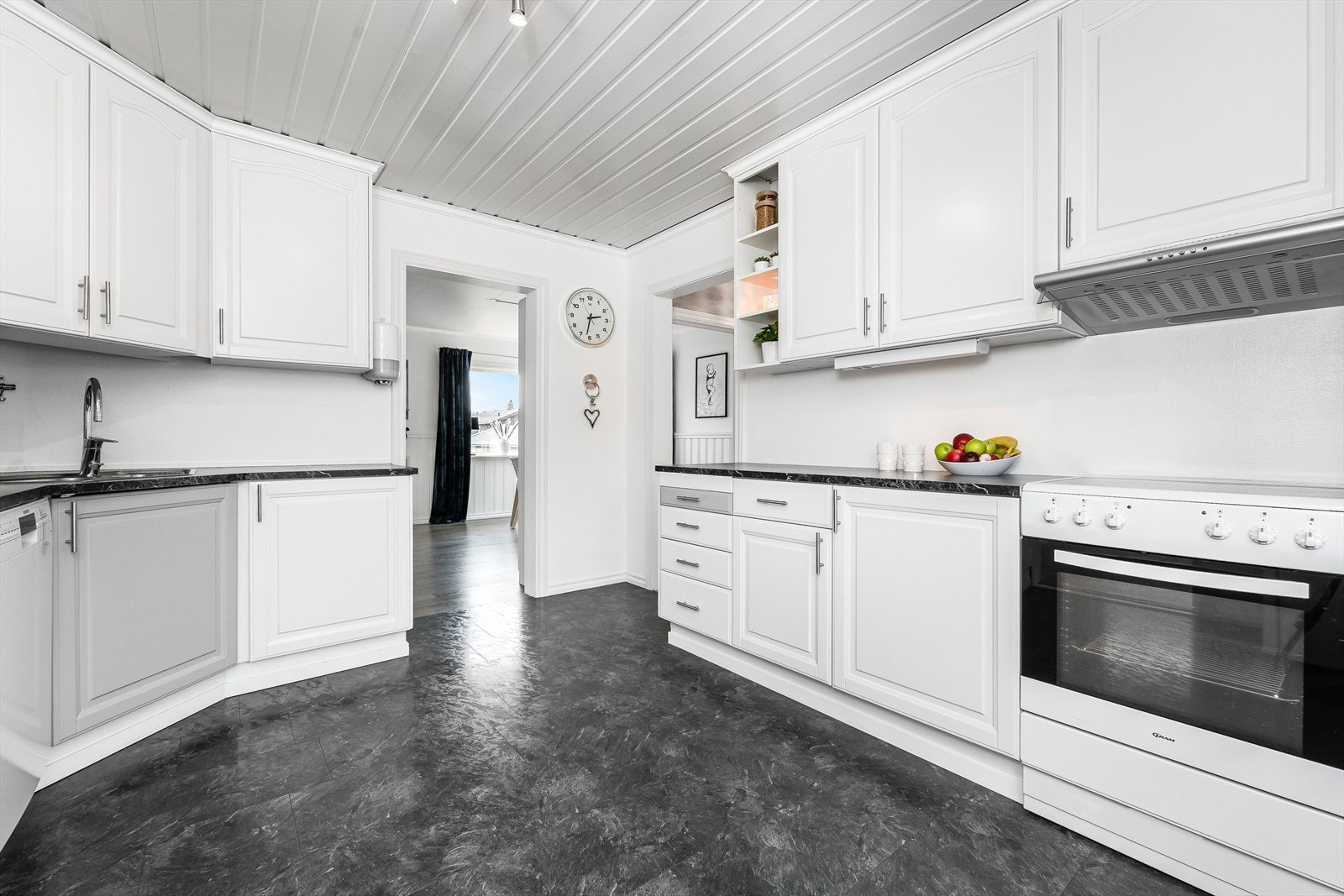 God plass til oppbevaring av kjøkkenutstyr i skap og skuffer. Laminat benkeplate med gode arbeidsflater og nedfelt stålvask. Galleribilde