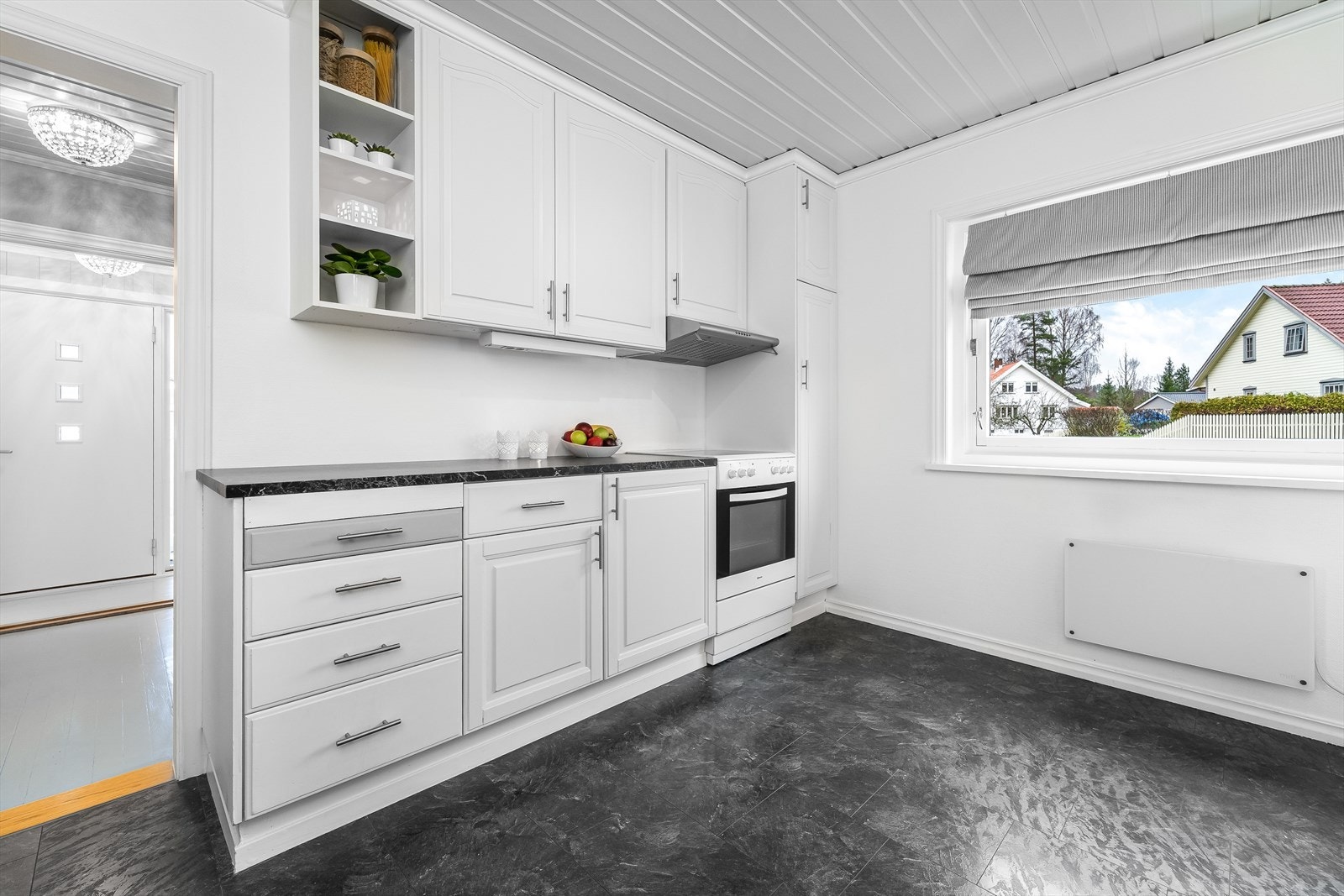 Lyst og pent kjøkken av god størrelse, med takhøy innredning delvis fra 1976 og fra 2007 med profilerte fronter. Galleribilde