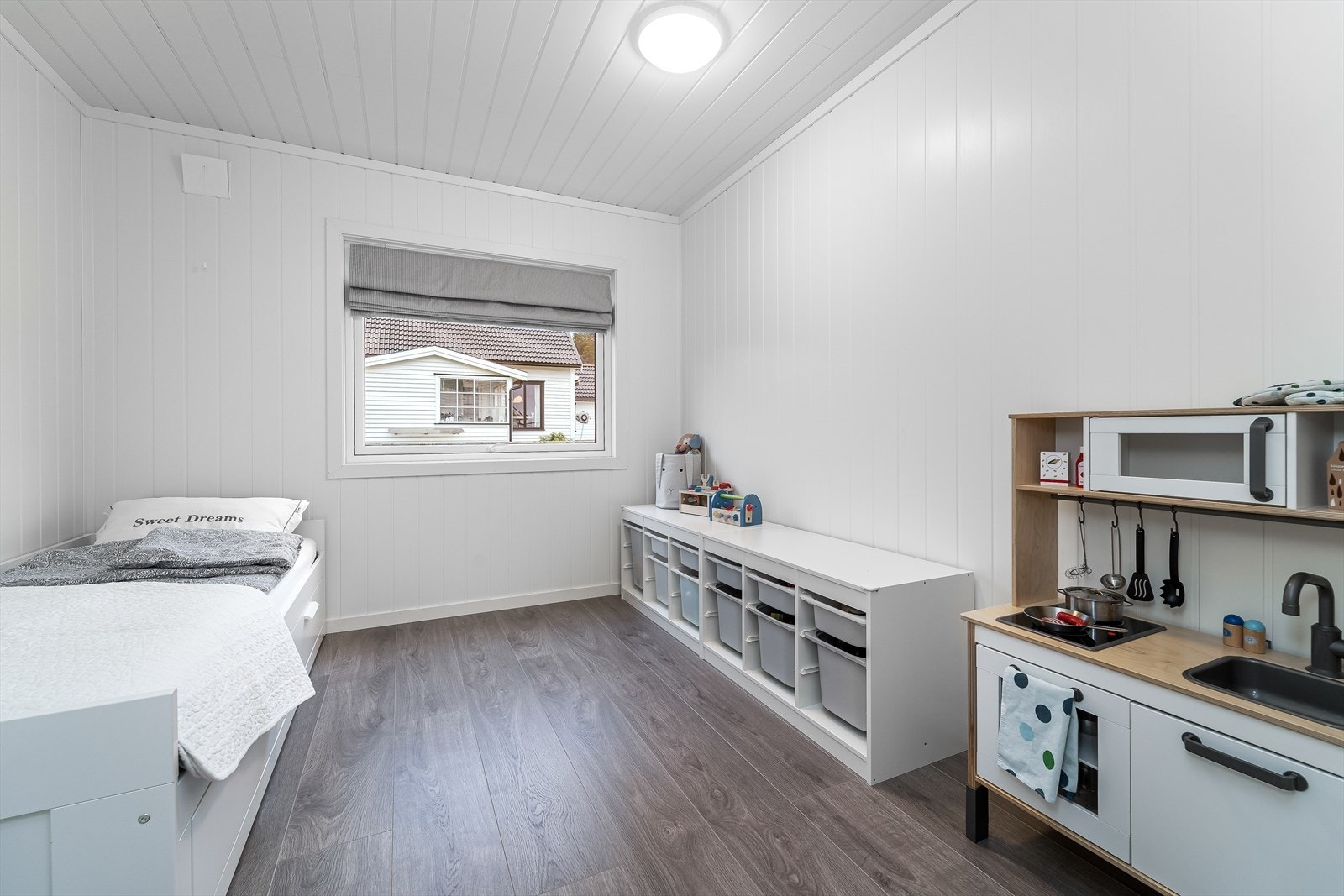 Soverom III ligger i hovedetasjen og fremstår lyst, med laminat på gulv, MDF-panel på vegger og i tak. Galleribilde