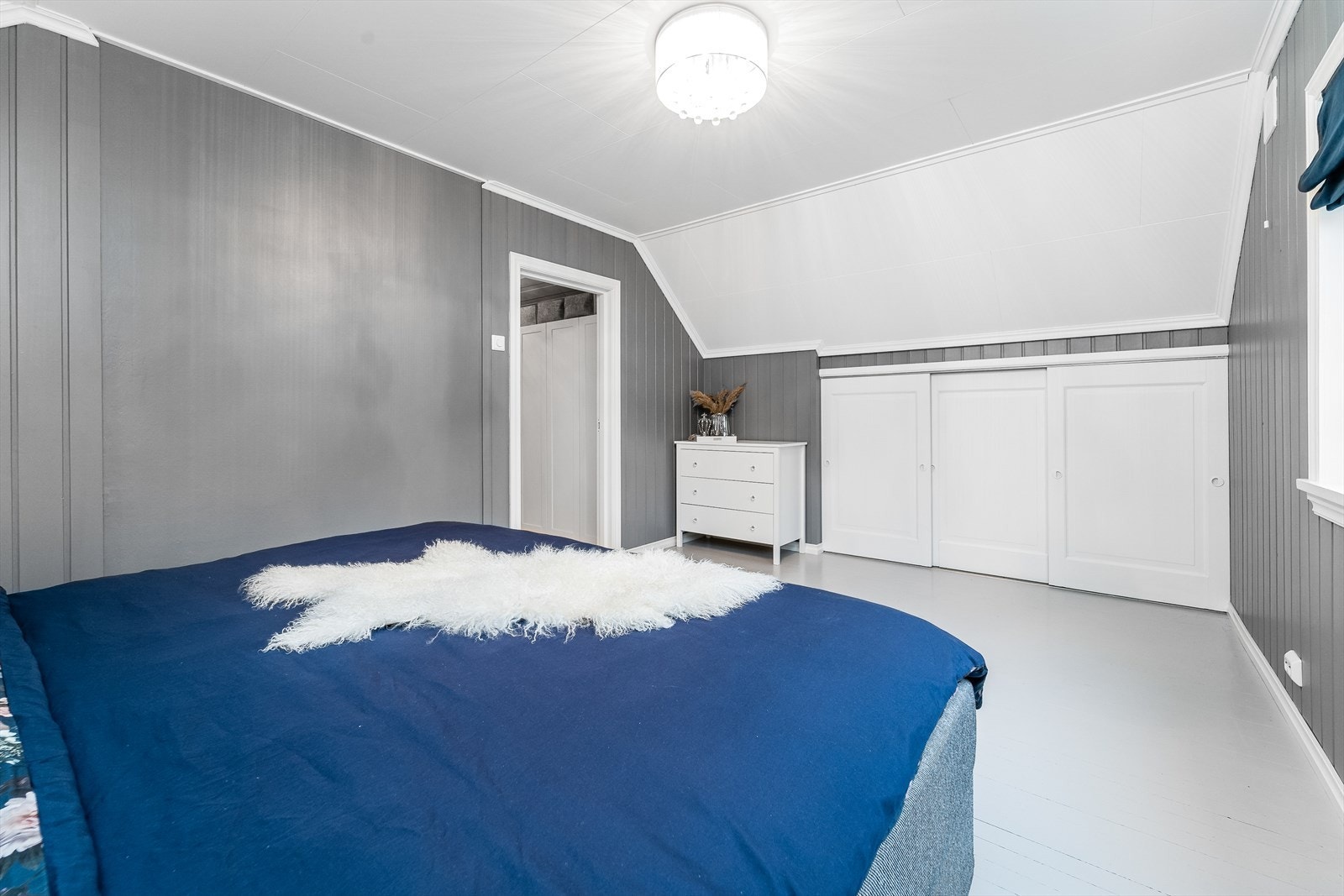 Hovedsoverommet er av god størrelse og har skyvedører i knevegg. Her er det malt tregulv, panel på vegger og malt tak. Galleribilde