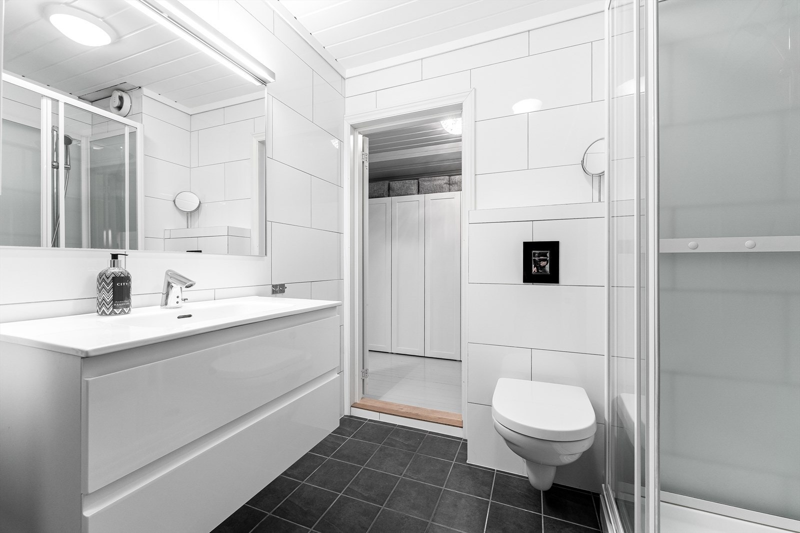 Delikat baderom med varmekabler i boligens loftetasje. Badet er pusset opp i 2013, samt påkostet nyere innredning i perioden 2013 til 2019. Galleribilde