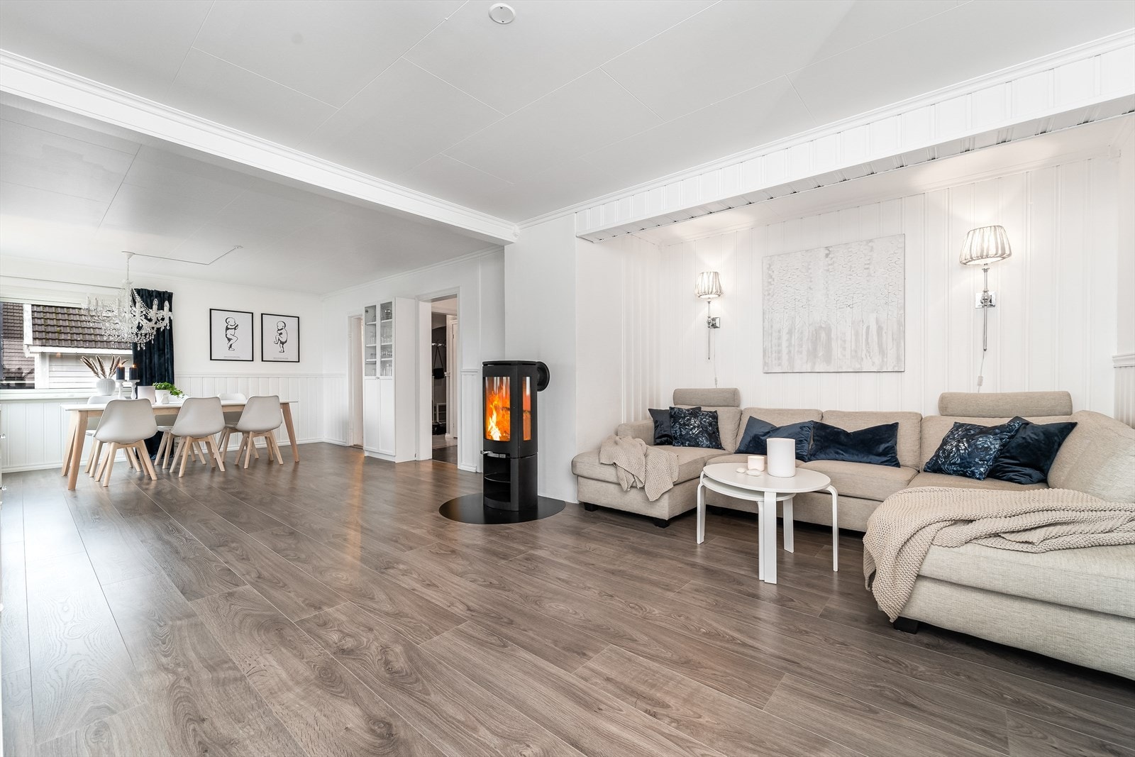 Lys delikat stue på 36 m2. Her er det lagt nyere laminatgulv, og overflatene er malt. Boligen har nytt el-anlegg med ny innmat i sikringsskap i 2017 og ledningsnett i perioden 2017 til 2019, utført av Løberg Elektro installasjon AS. Galleribilde