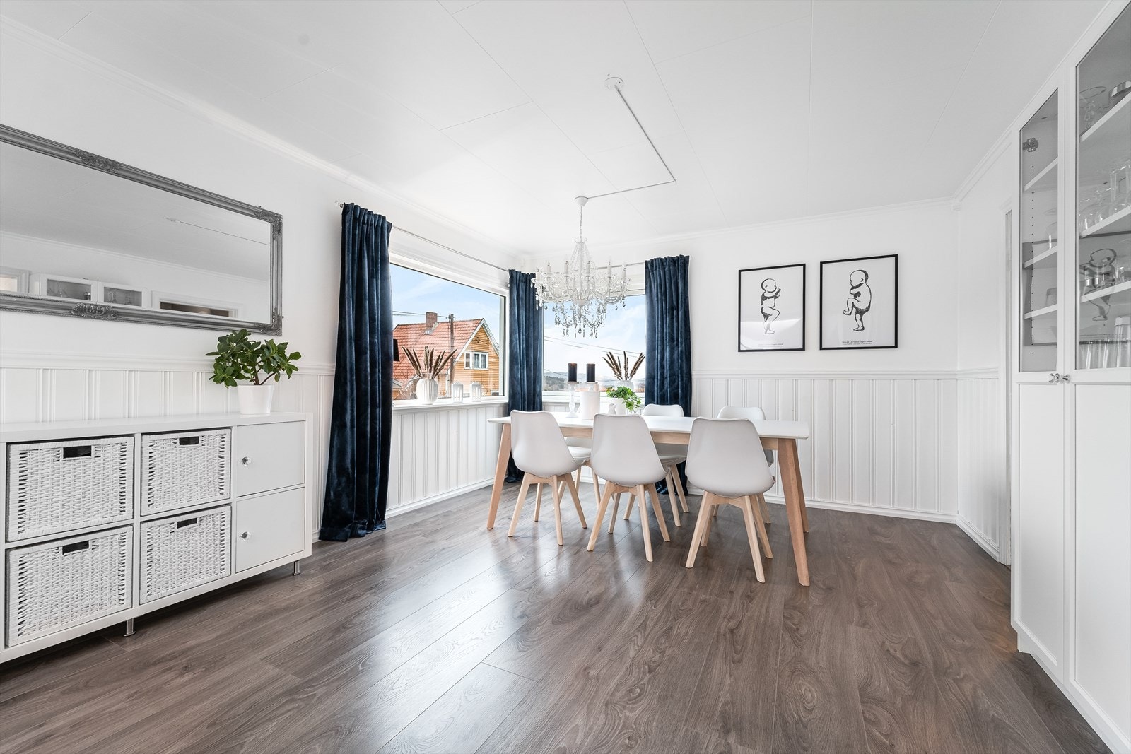 Det er også god plass til spisestuedel praktisk tilliggende kjøkkenet. Galleribilde