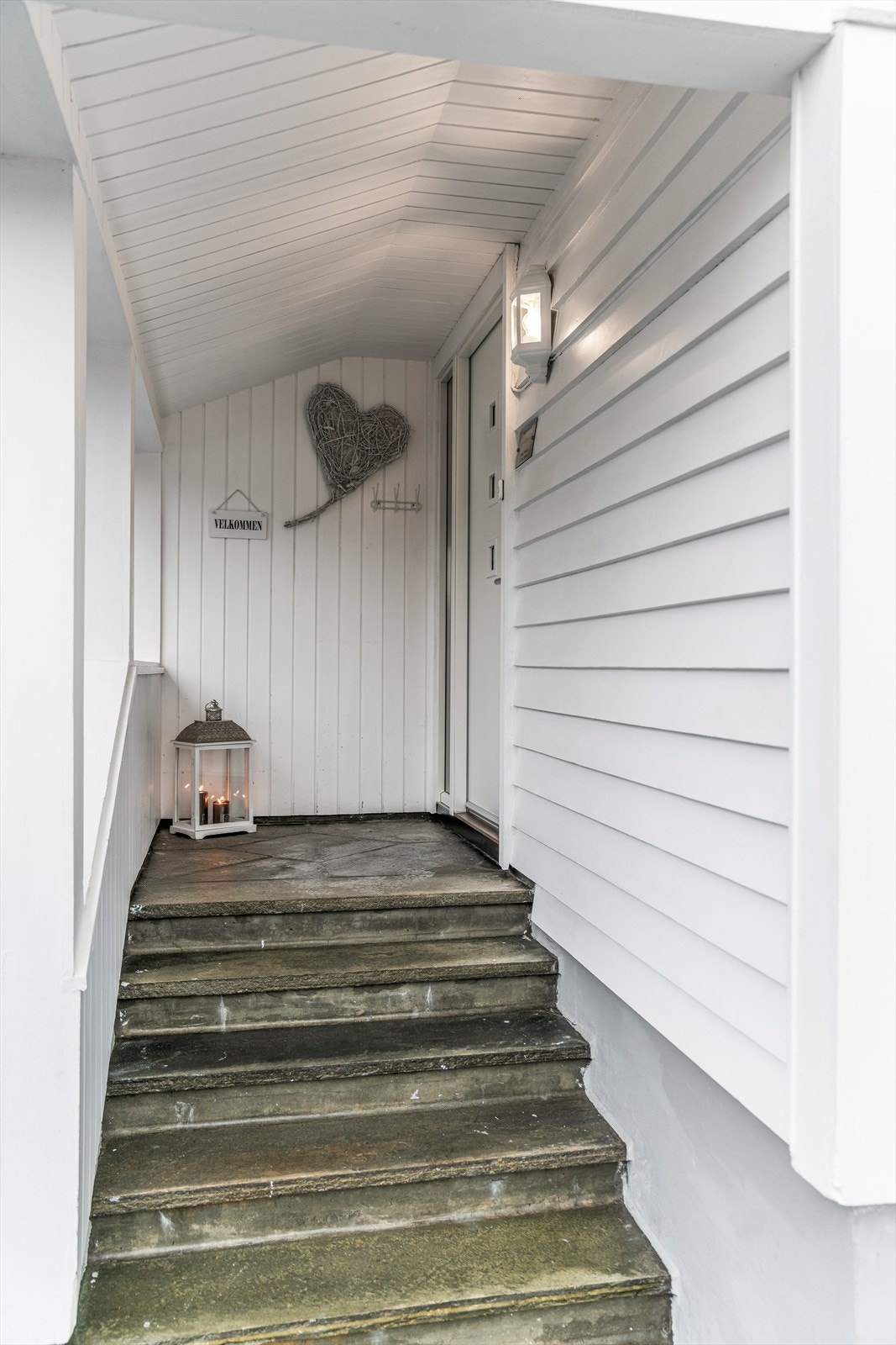 Overbygget inngangsparti med ny ytterdør fra 2017 Galleribilde