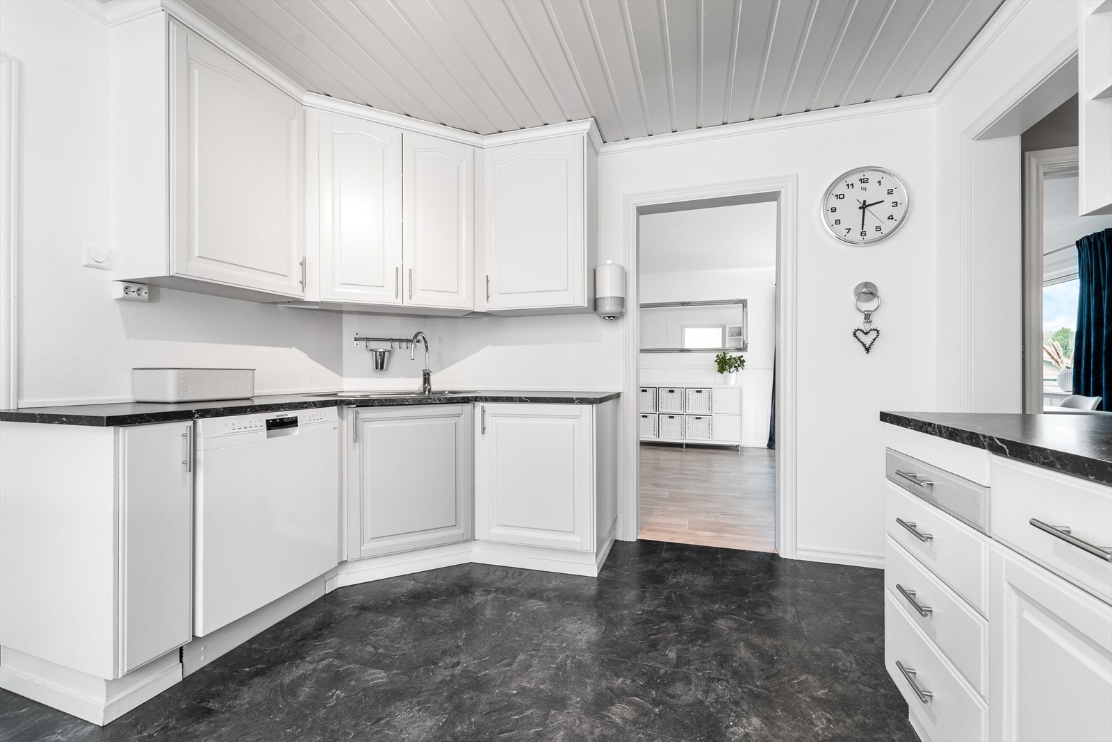 Plass og opplegg for oppvaskmaskin, frittstående kjøleskap og komfyr. Plass også til spisebord og stoler ved vindu. Galleribilde