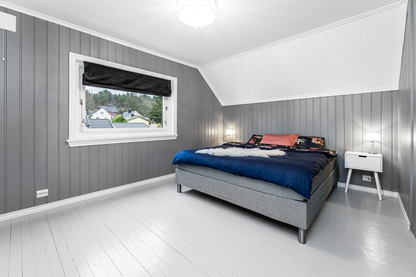 Boligen har totalt 3 soverom, to beliggende i loftetasjen og ett i hovedetasjen. Galleribilde