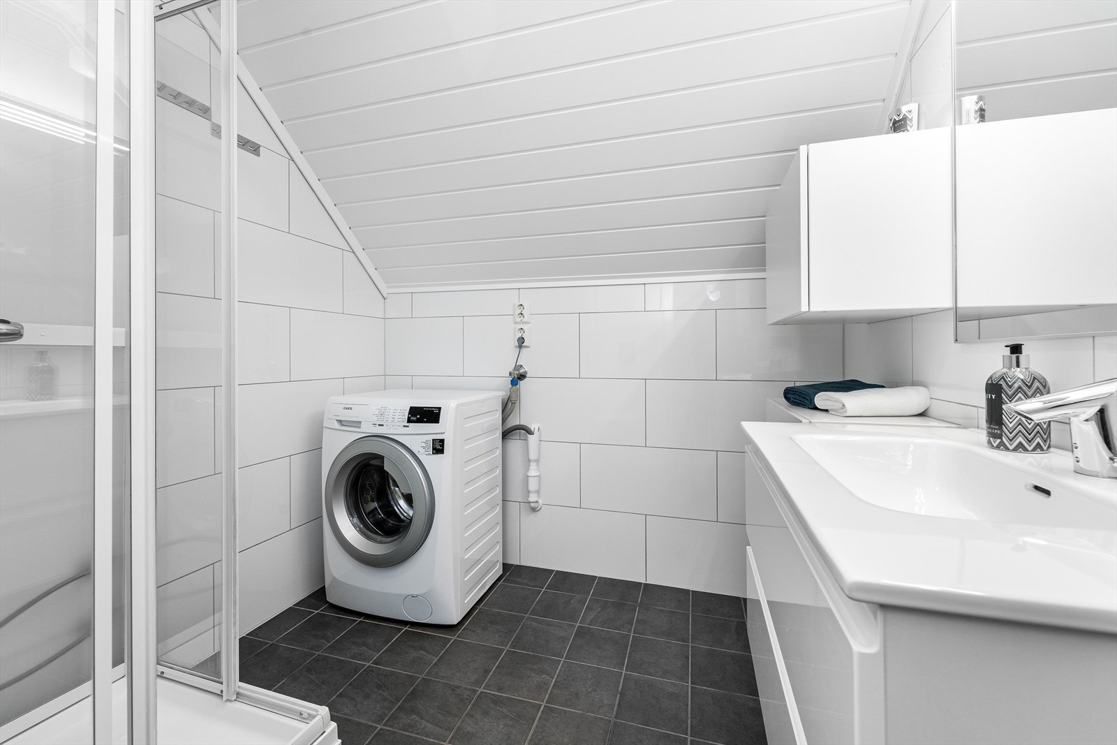 På badet er det også plass og opplegg for vaskemaskin. Galleribilde