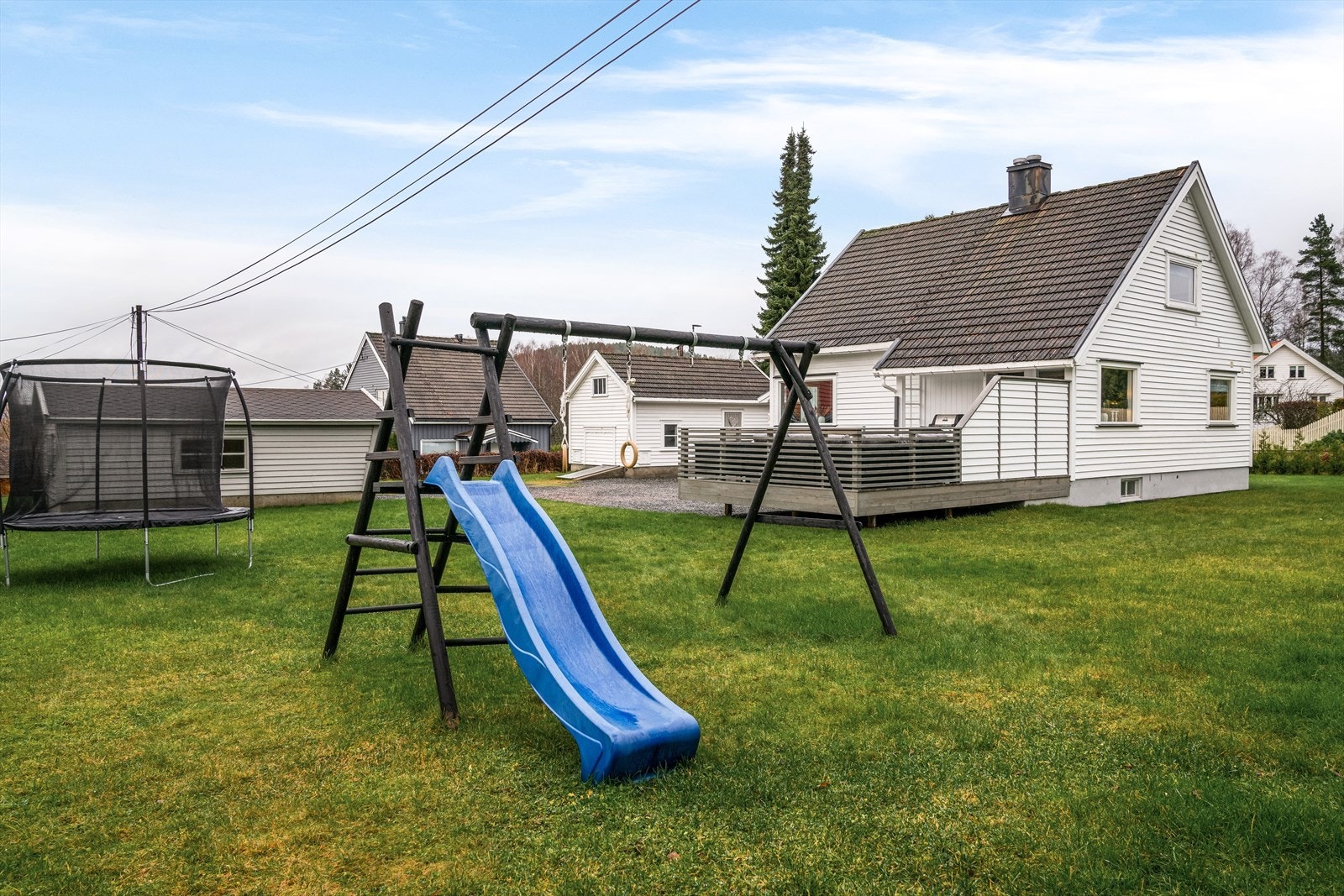 Stor deilig tomt på 1166 m2. Uthuset er fra 1950 og er på ca 49 m2, inneholder bla. bruksrom og fjøsrom. Det er også gravd ned trekkrør til eventuell strøm til uthus, samt lagt inn vann og avløp. Galleribilde