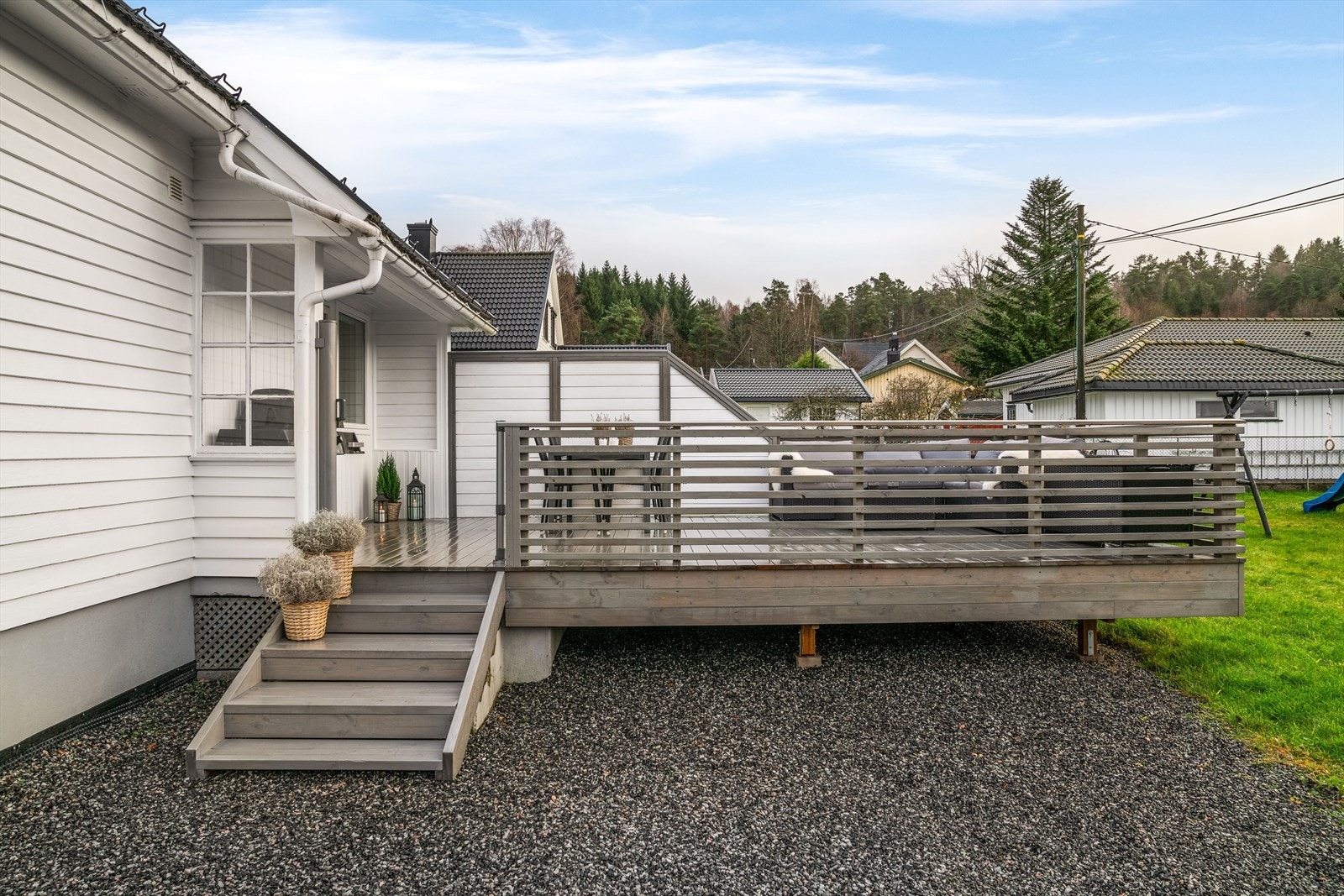 Fra terrassen er det pen adkomst til gårdsplass og romslig hageareal. Nytt avløp inn til bolig i forbindelse med drenering i f Galleribilde