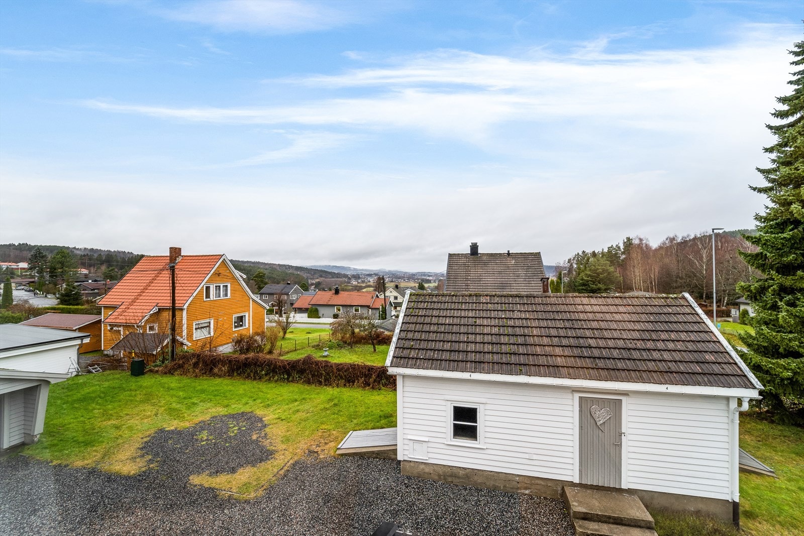 Fra soverommet er det for øvrig flott utsikt over nærområdet, mot Vallermyrene. Galleribilde