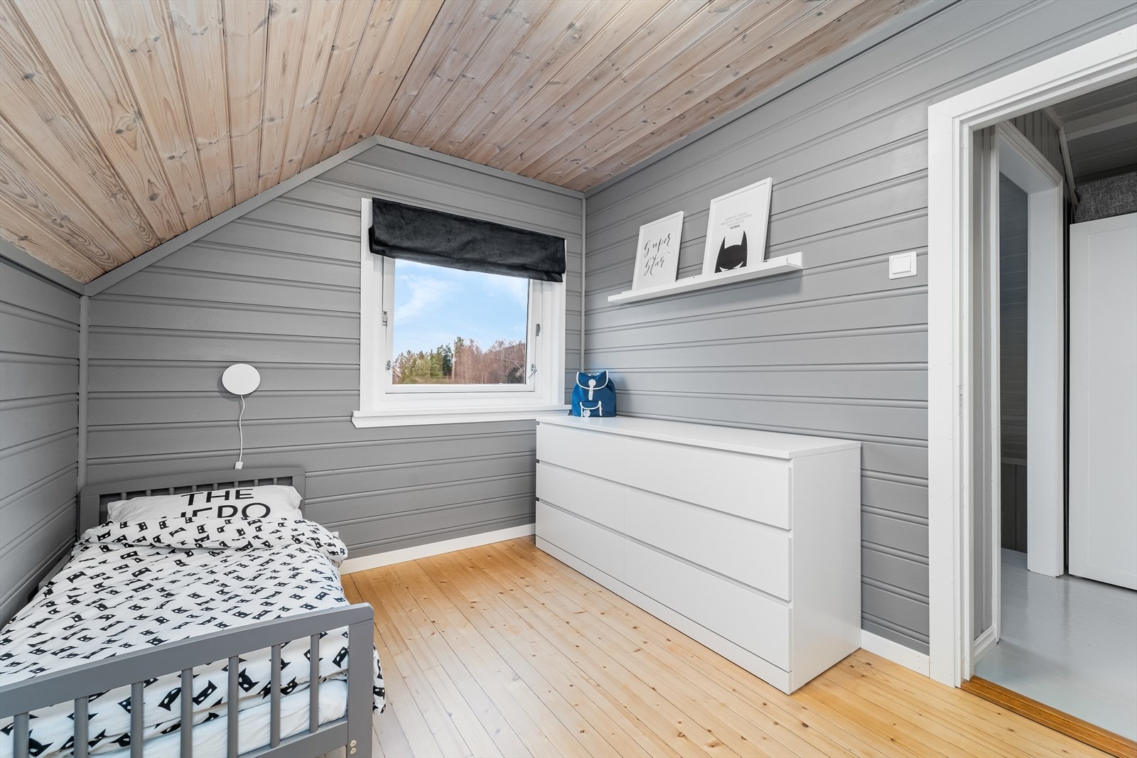 Soverom II har lakket furugulv, panel på vegger og overflatebehandlet panel i tak. Galleribilde