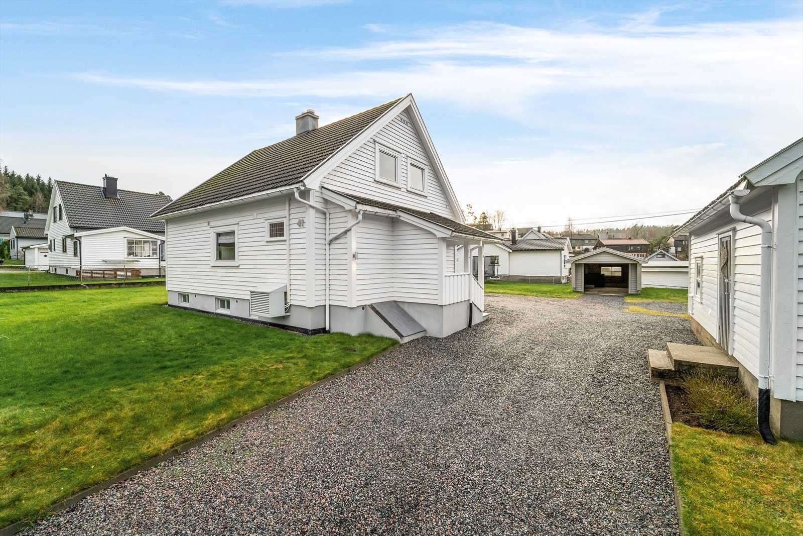 Pen familiebolig med uthus og garasje på stor solrik eiendomstomt med fin utsikt. Galleribilde