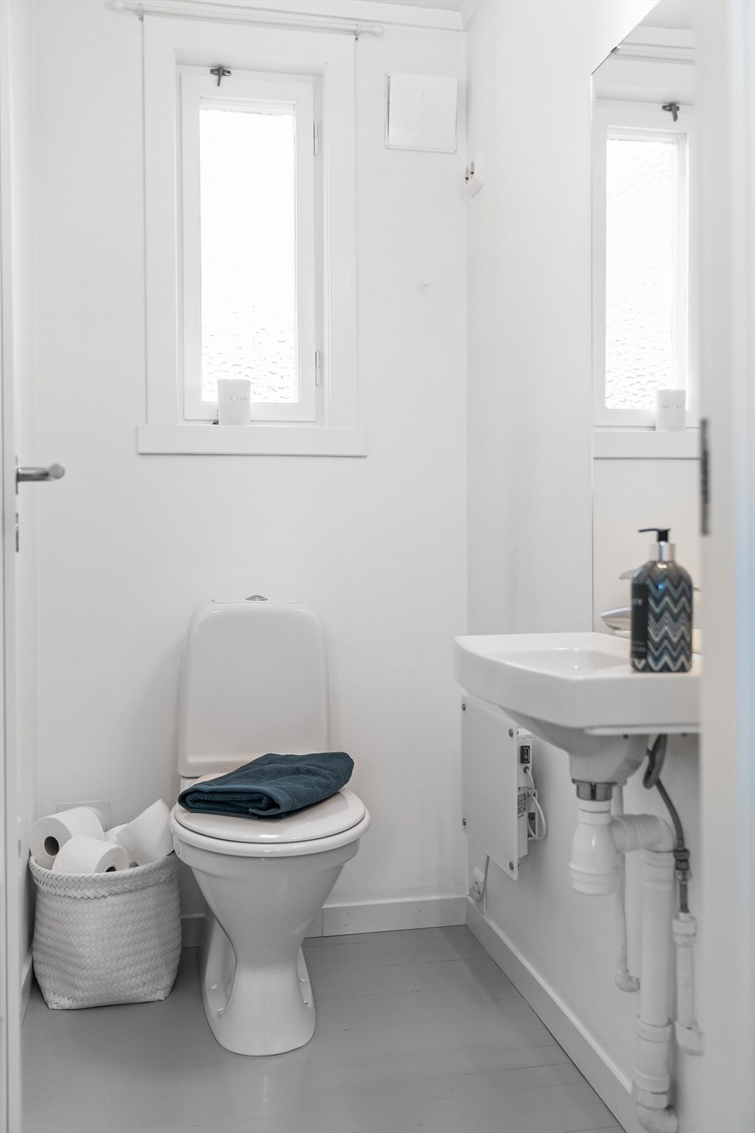 Toalettrom i 1.etasje praktisk plassert ved inngangsparti. Galleribilde