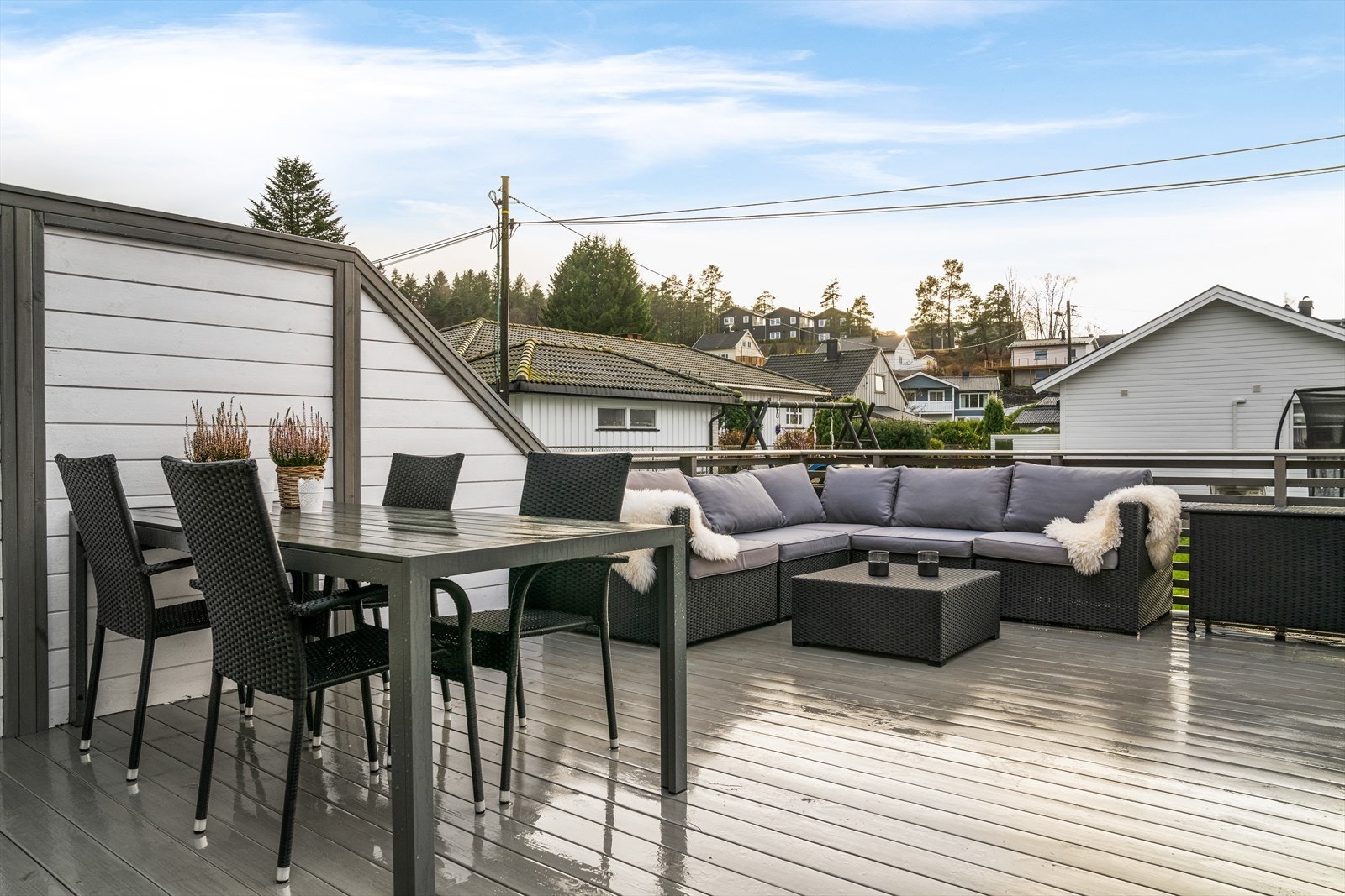 Stor deilig sørvestvendt terrasse med sol hele dagen til sent på kvelden. Nytt terrassedekke og levegg 2019/2020. Galleribilde