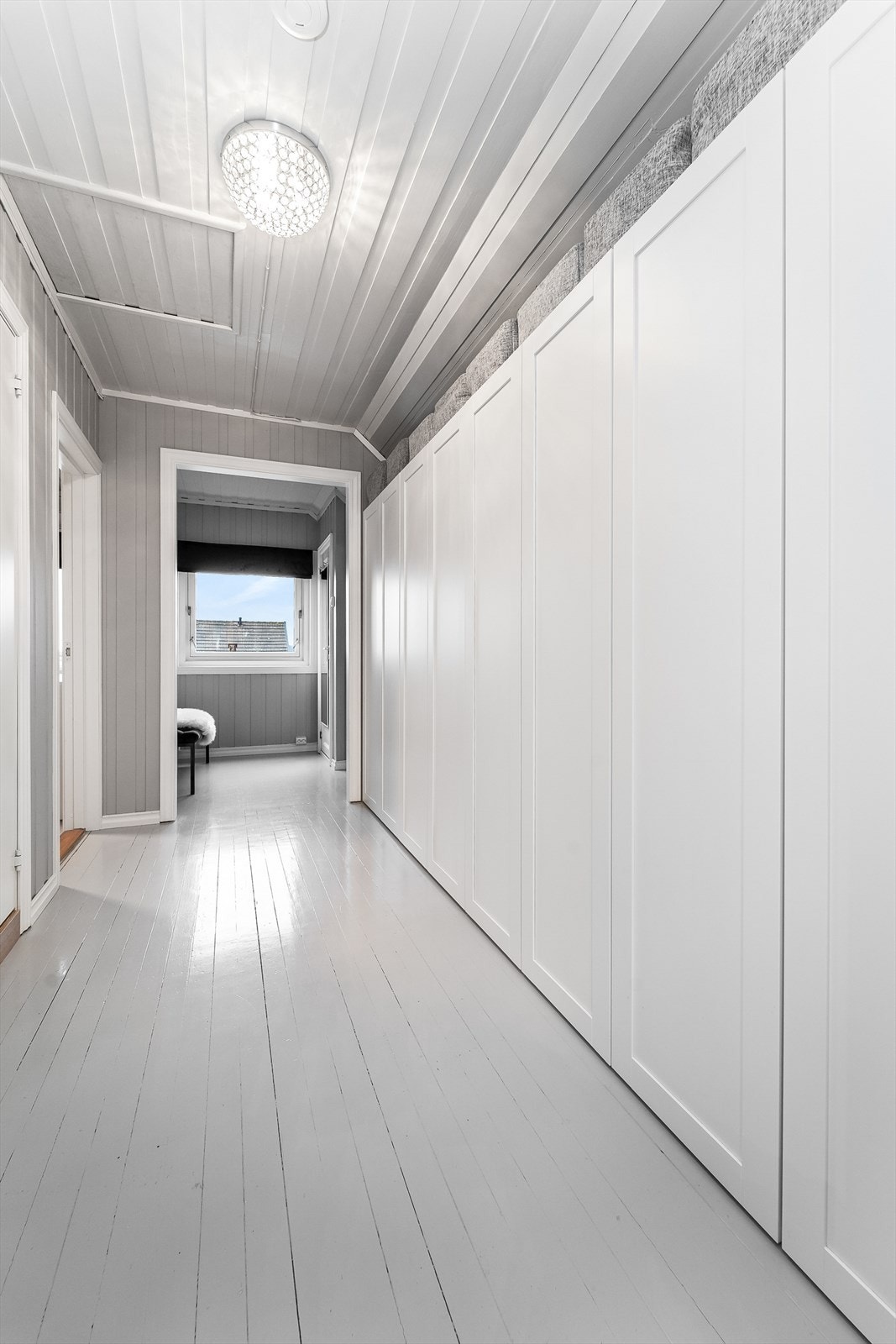 I gang mellom soverommene i loftetasjen er det satt opp stor garderobeløsning med masse god oppbevaringsplass. Galleribilde