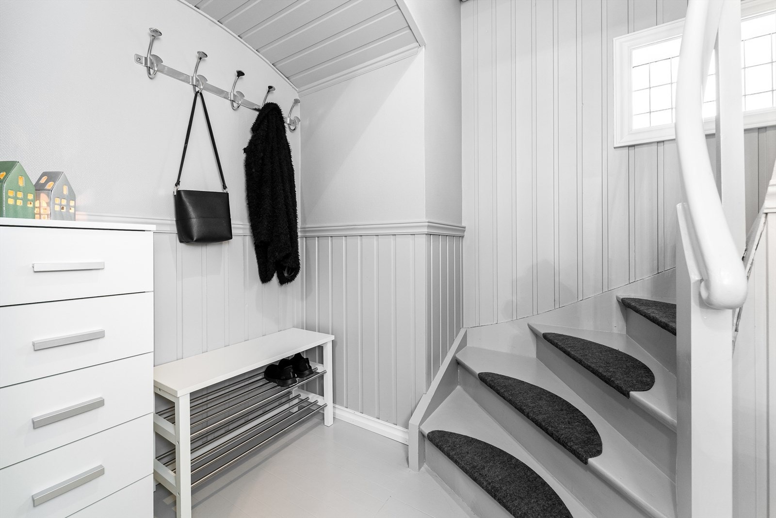 Trappeoppgang med praktisk klesoppheng. Galleribilde