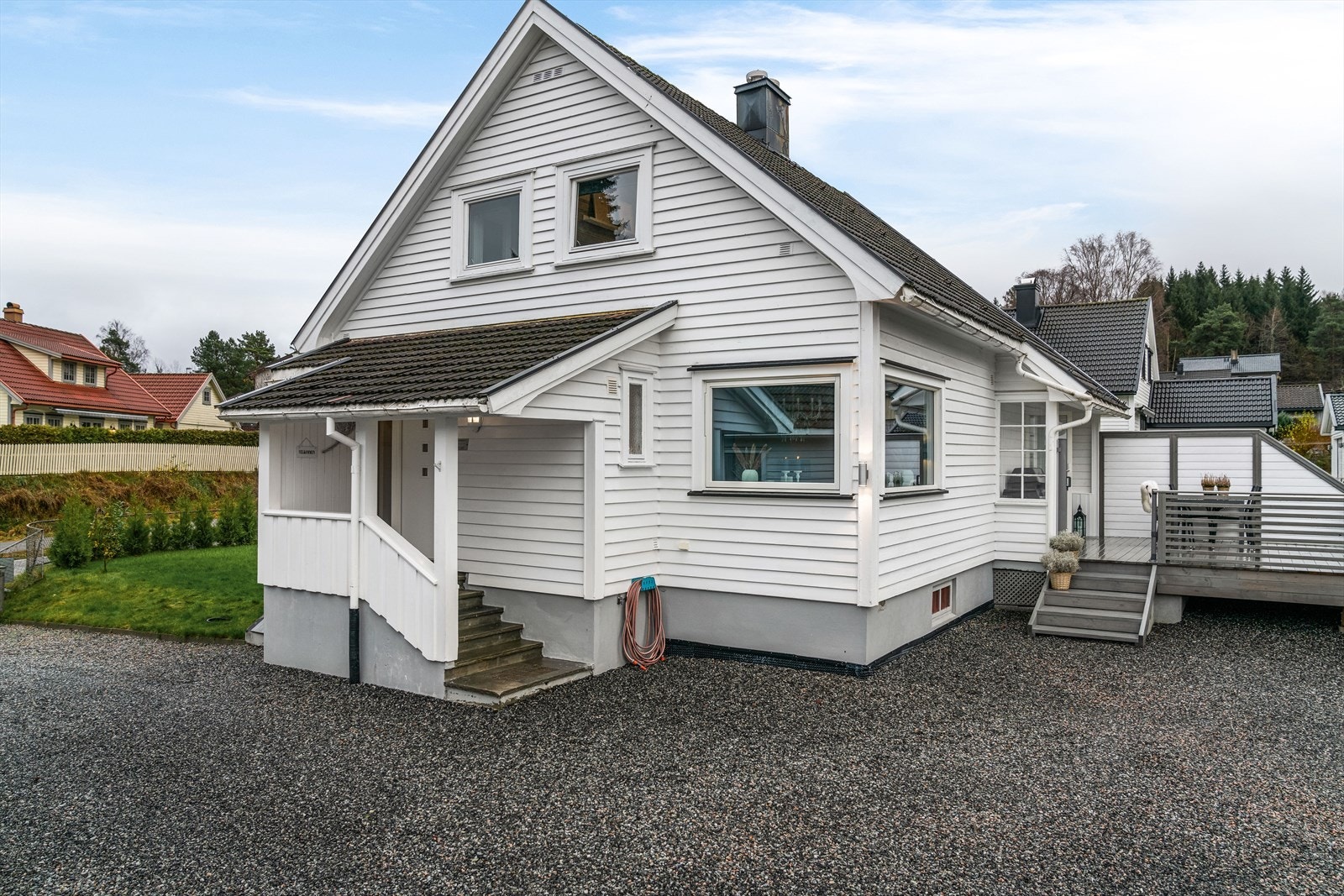 Boligen har ny drenering fra 2015 som ble gjort i forbindelse med utvidelse av gårdsplass, samt nye takrenner og nedløp fra 2015. Det er også nytt avløp inn til boligen i 2015. Boligen er utvendig malt i 2016. Galleribilde