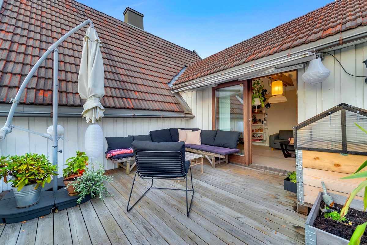 Markise, god plass til grillen og godt selskap Galleribilde