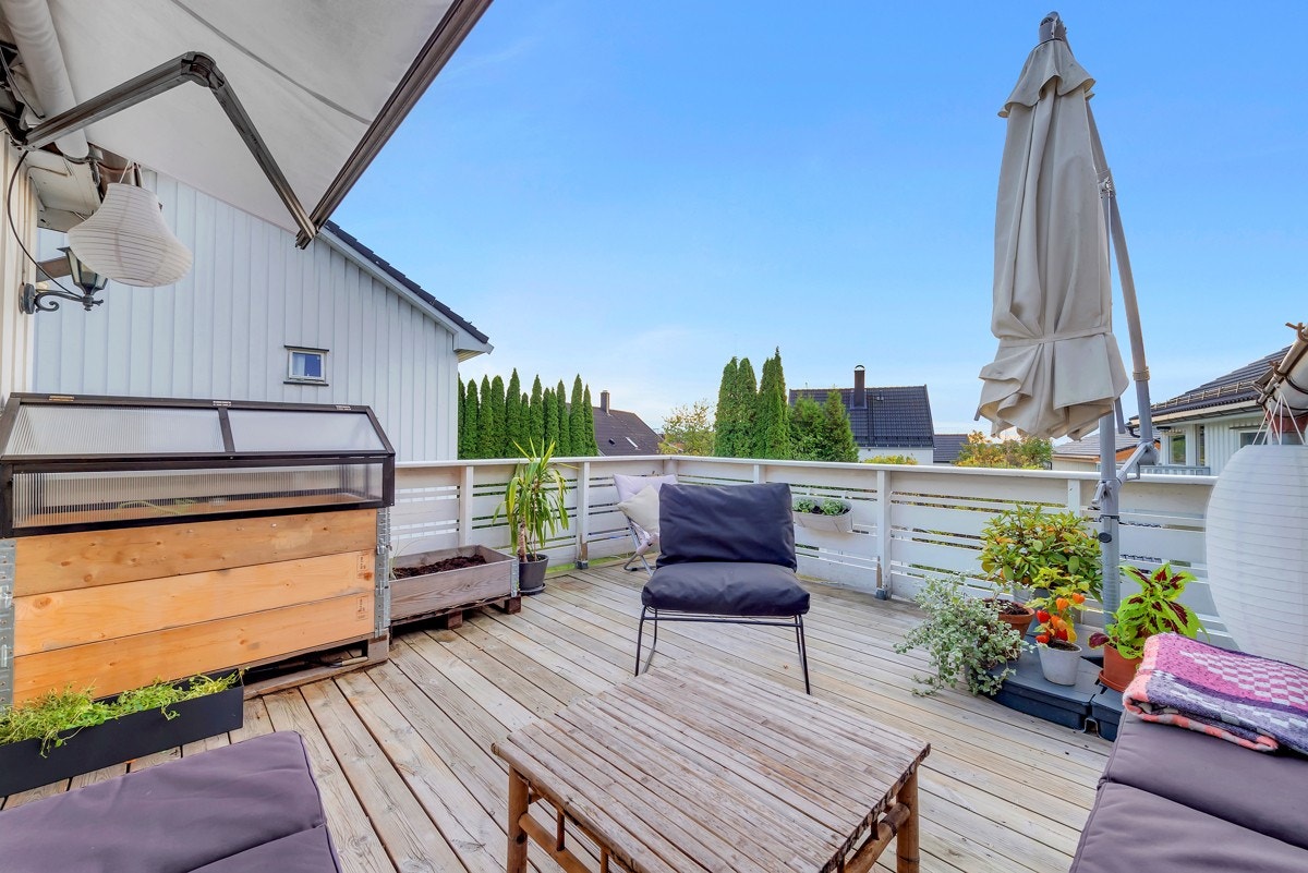 Utgang fra stuen til en herlig forlengelse av stuen på sommerhalvåret. Galleribilde