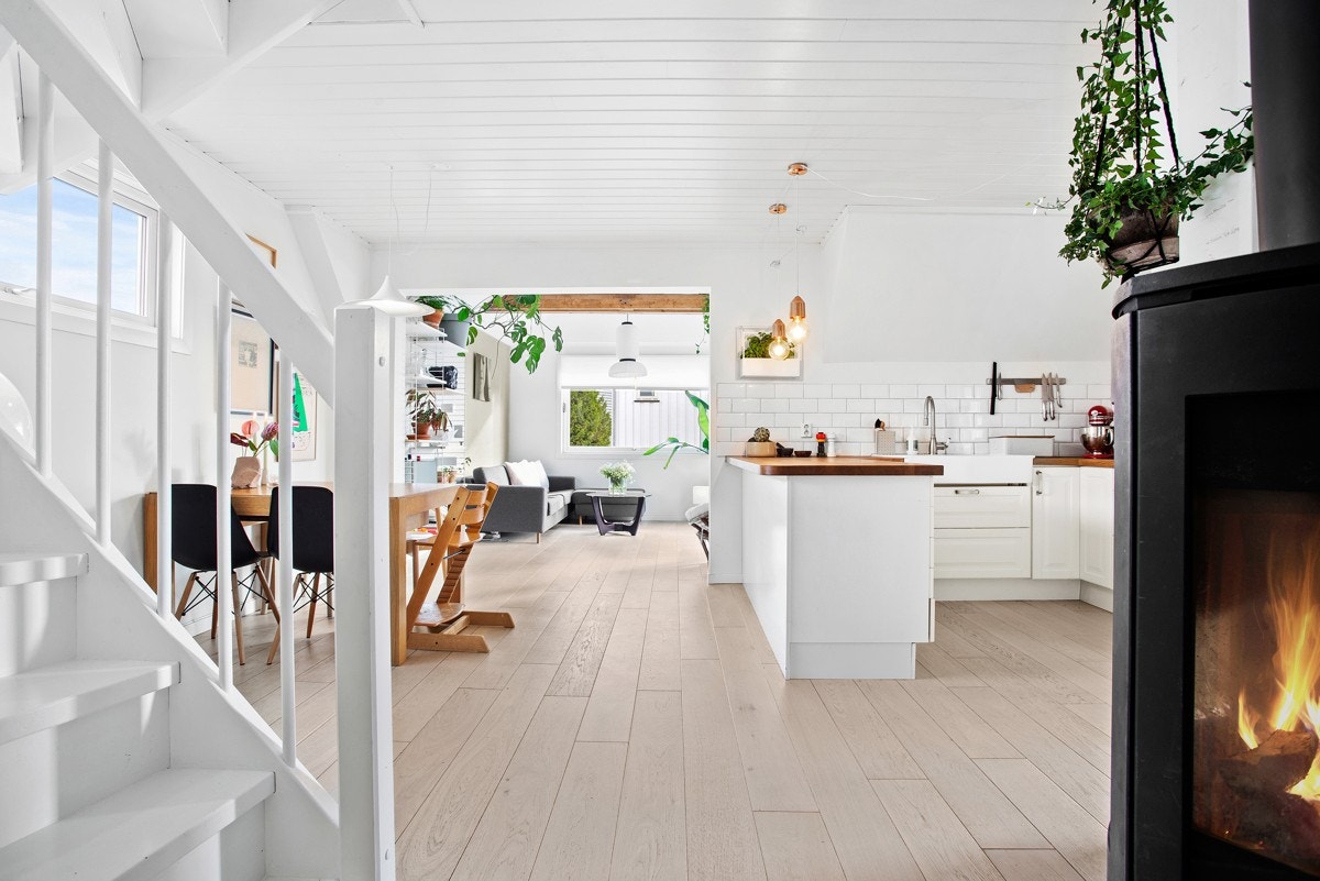 En åpen og sosial plass for hele familien og besøket. På det høyeste måler vi over 3 meter i stuen som gir den et unikt uttrykk! Galleribilde