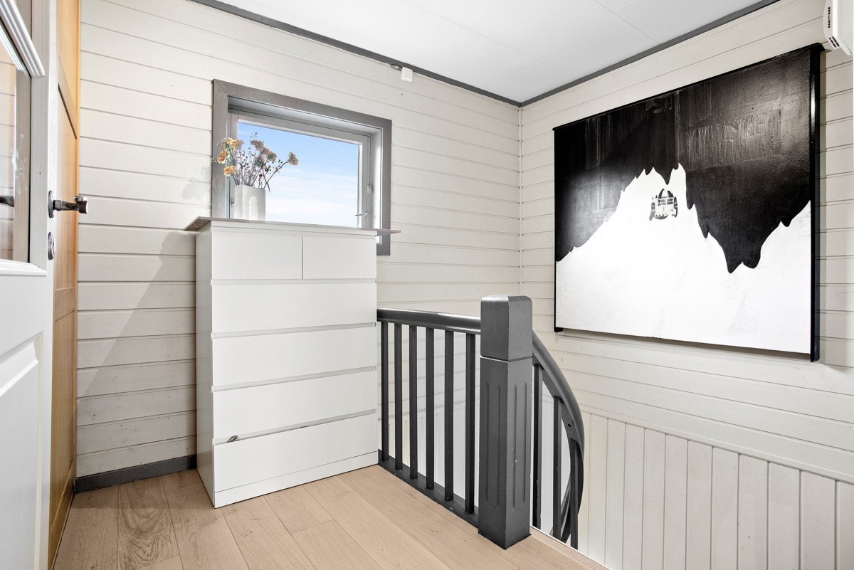 Noe av det første som møter deg er stor garderobe, malte flater og en hall med vindu Galleribilde