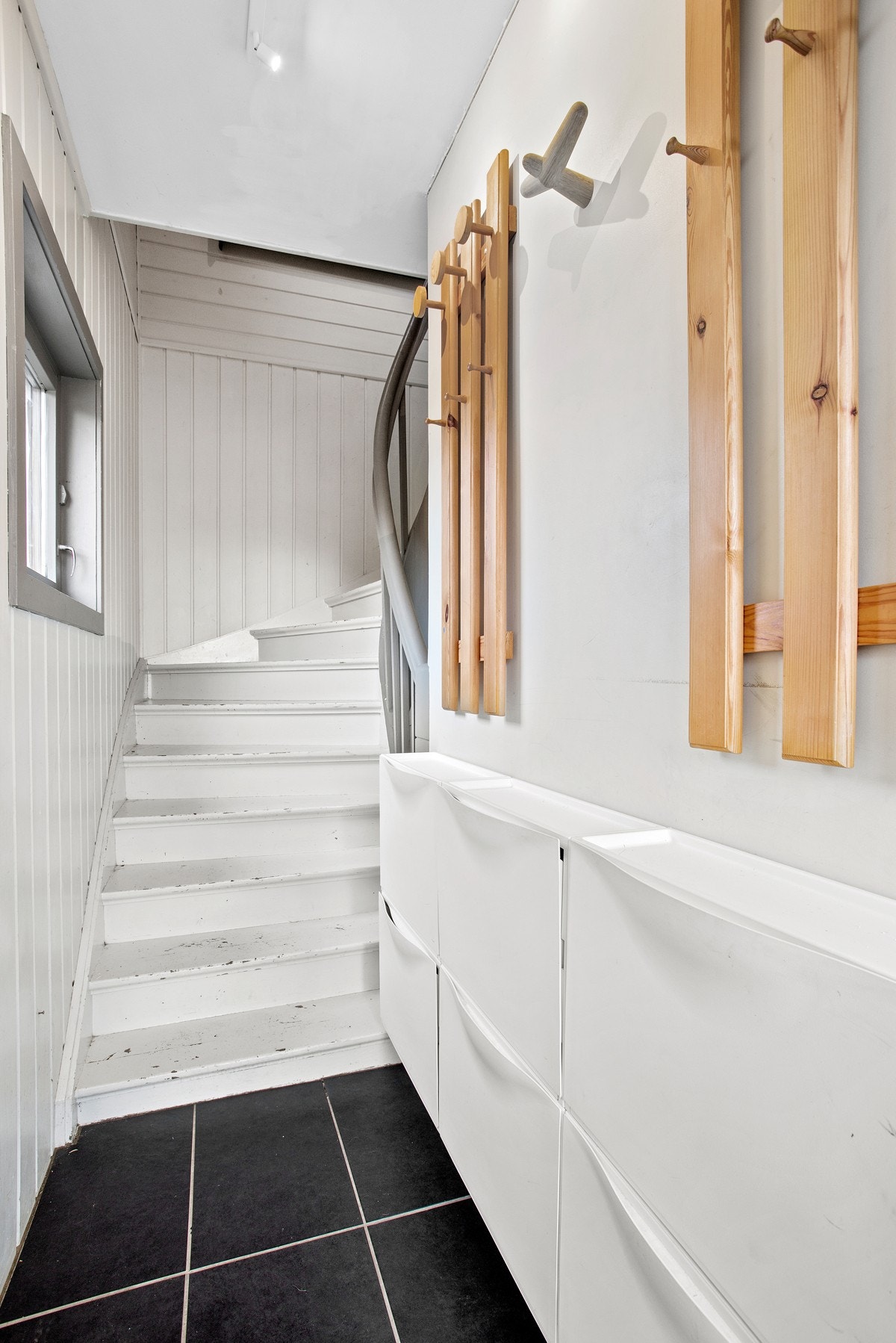 Velkommen hit! Her kan tøy og sko oppbevares. Herfra trasker du til t-banen på 5 minutter! Galleribilde