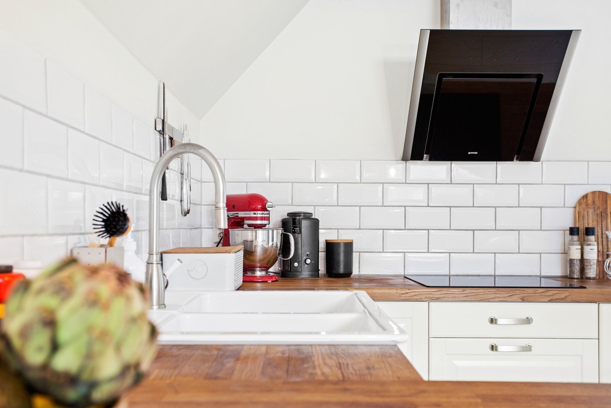 I 2018 ble det oppgradert med ny integrert oppvaskmaskin og stekeovn, ellers medfølger induksjonstopp, kjøl/frys og ventilator. Galleribilde