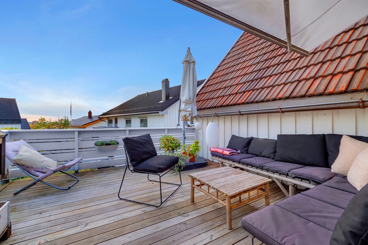 Balkong om sommeren har sol fra 09-19 og platting nede fra 13 og ut .( + om morgenen før 10 da den forsvinner bak huset.) Så her har du sol hele dagen! Galleribilde