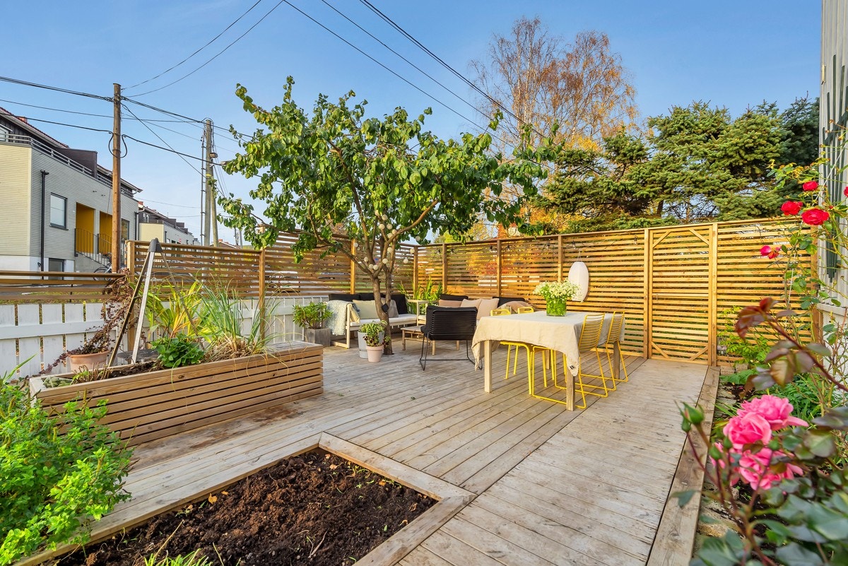 Boligen er betydelig oppgradert innvendig og utvendig i senere år med bla. denne uteplassen Galleribilde