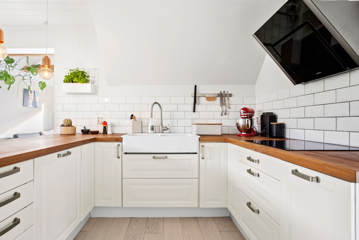 Benkeplaten er i heltre og har stor porselenskum, samt hvite fliser i mursteinsmønster på veggene i bakkant Galleribilde