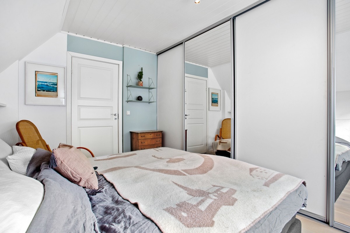God plass til stor seng og masse lagringsplass Galleribilde