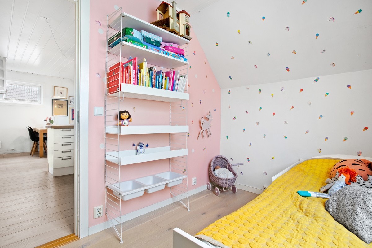 Barnerommet har plass til seng og her er det også lagringplass Galleribilde