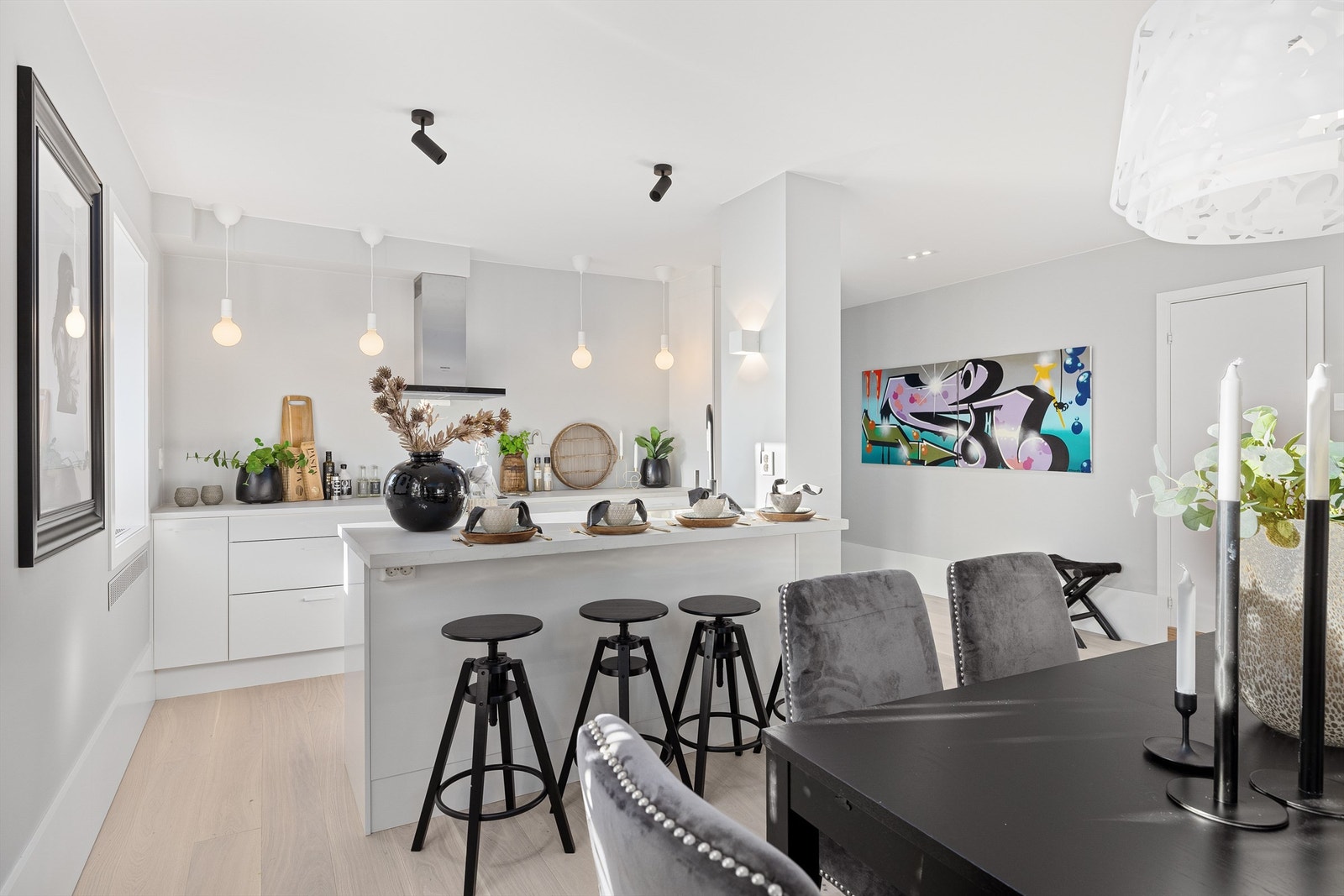 Gjennomført leilighet med designbelysning Galleribilde