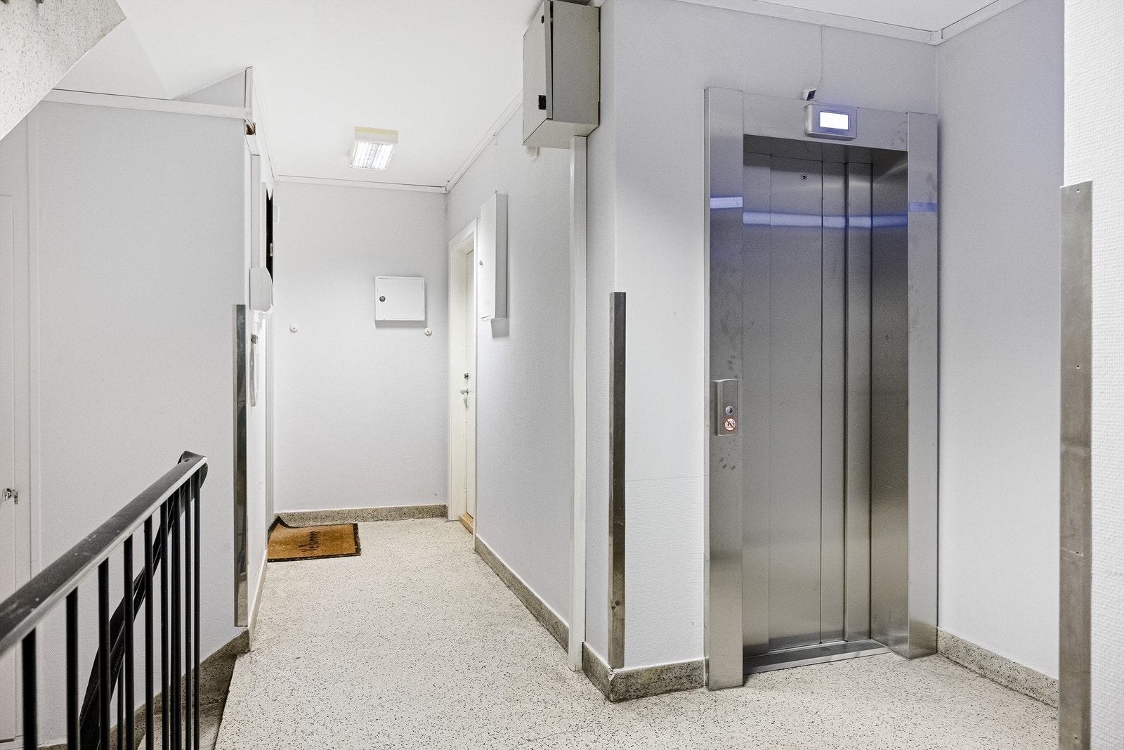 Heis i bygget. To heissjakter fra 2019, en personheis og en større med mulighet for å frakte møbler etc. Galleribilde