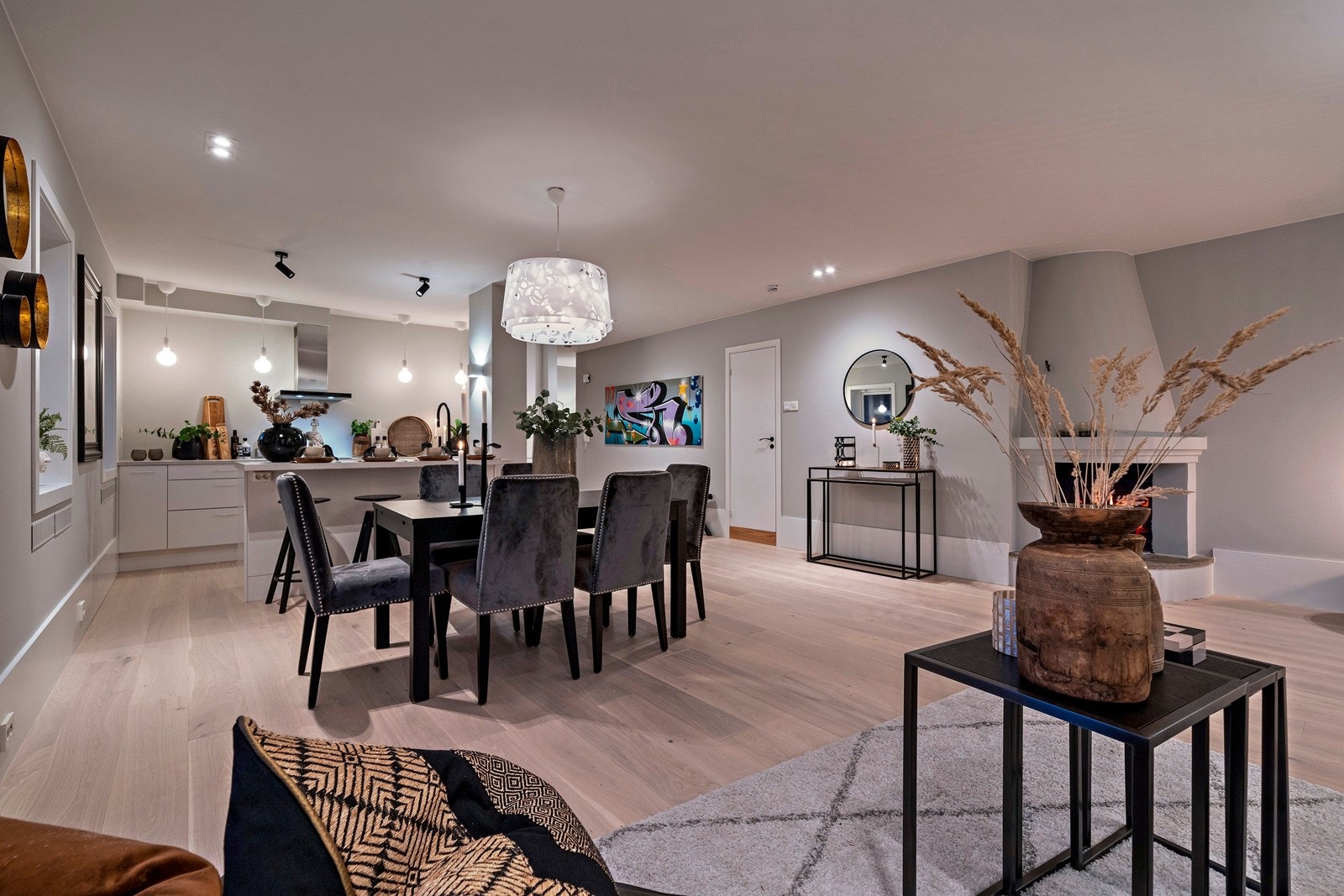 Romslig og arealeffektiv stue malt i delikate fargetoner Galleribilde