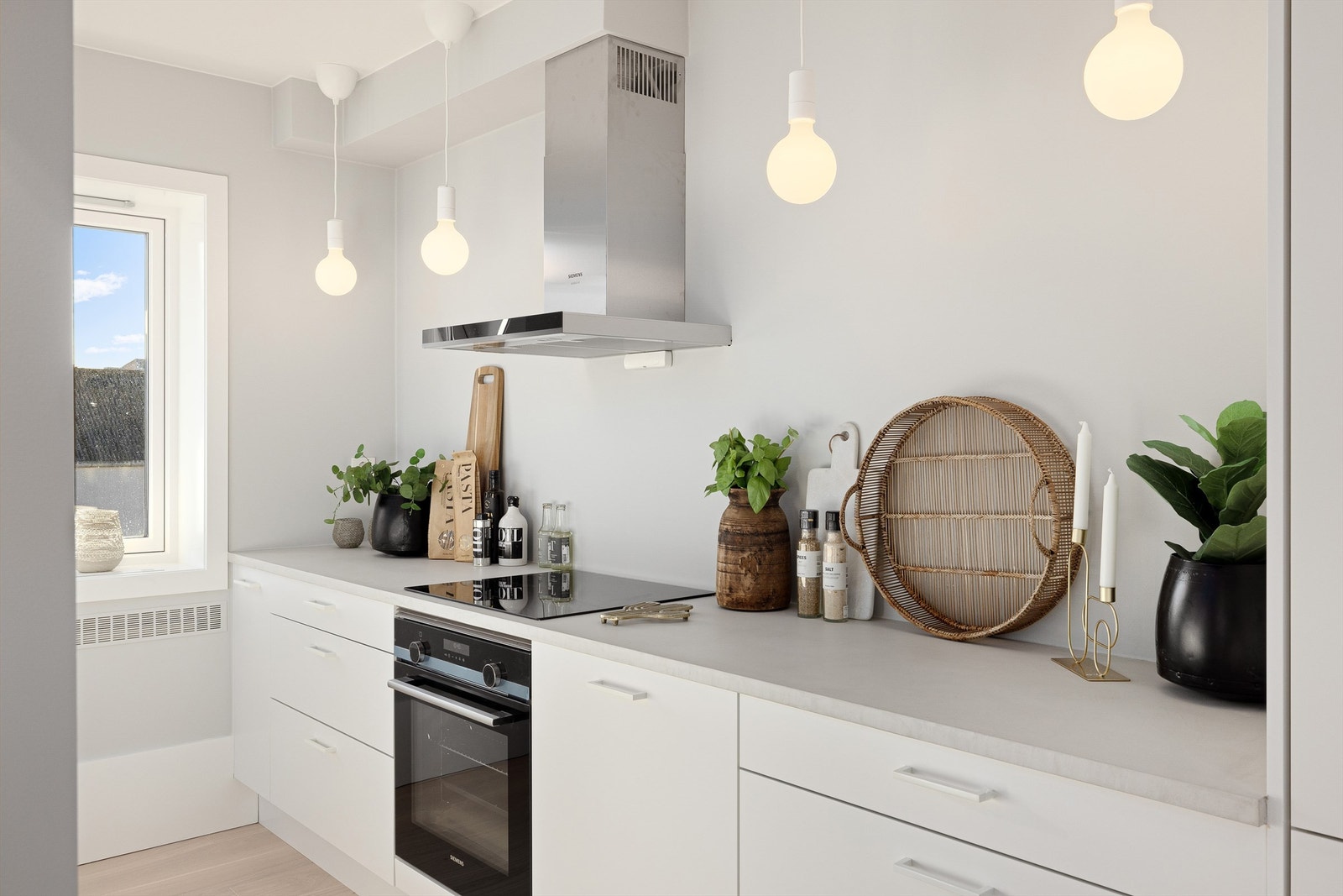 Lekkert og tidløst kjøkken fra HTH med integrerte hvitevarer som medfølger handelen Galleribilde