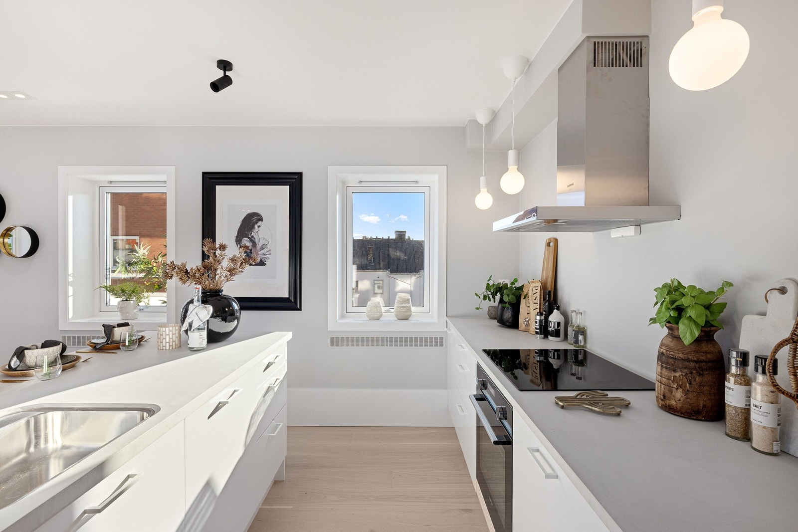 Kjøkkenet har god skap- og benkeplass. Sosialt med barløsning Galleribilde