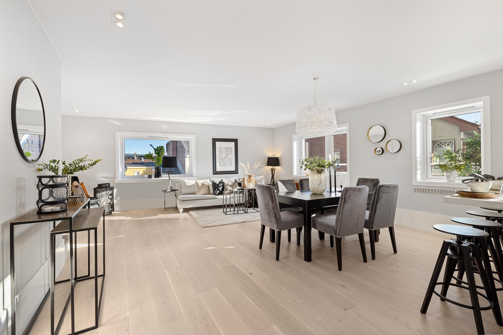 Leiligheten ble omfattende oppusset i 2020. Nye overflater, kjøkken, baderom, vinduer og elektrisk anlegg Galleribilde