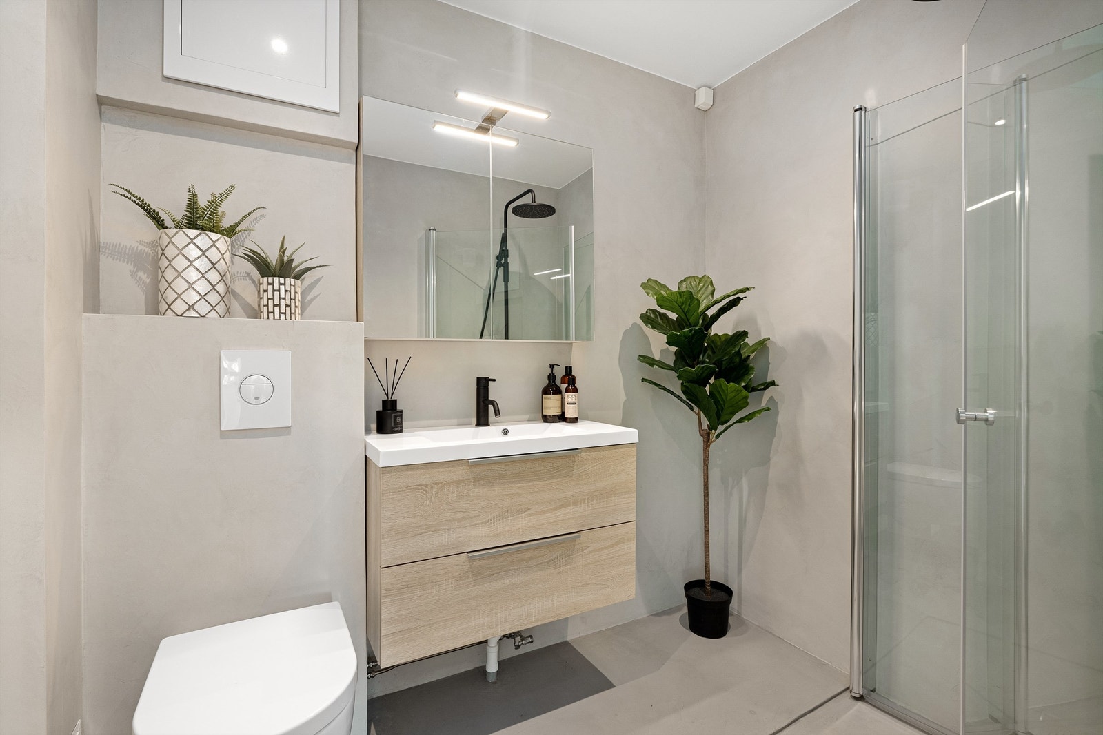 Delikat baderom pusset opp i 2020 med bl.a. ny sveisemembran på gulv, smøremembran på vegger med mikrosement (5 års garanti på mikrosement) Galleribilde