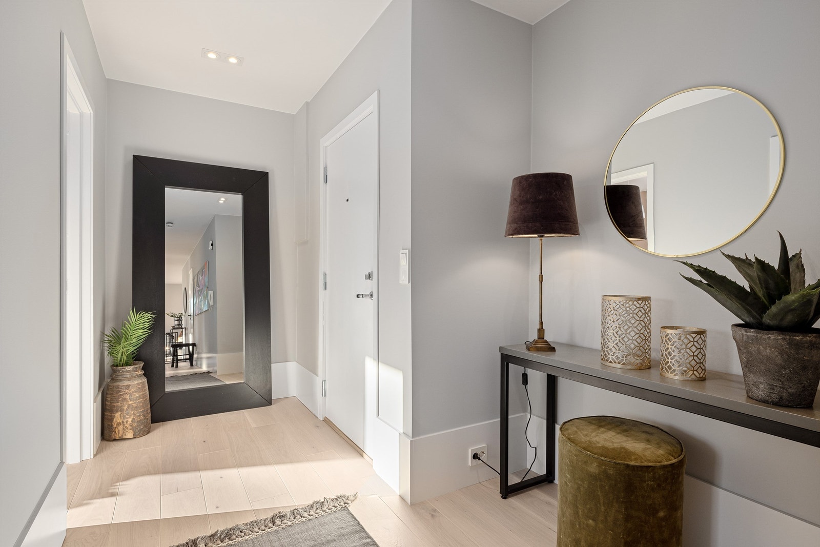 Entré med god plass til å henge fra seg yttertøy og sko, tilrettelagt nisje for garderobeskap Galleribilde