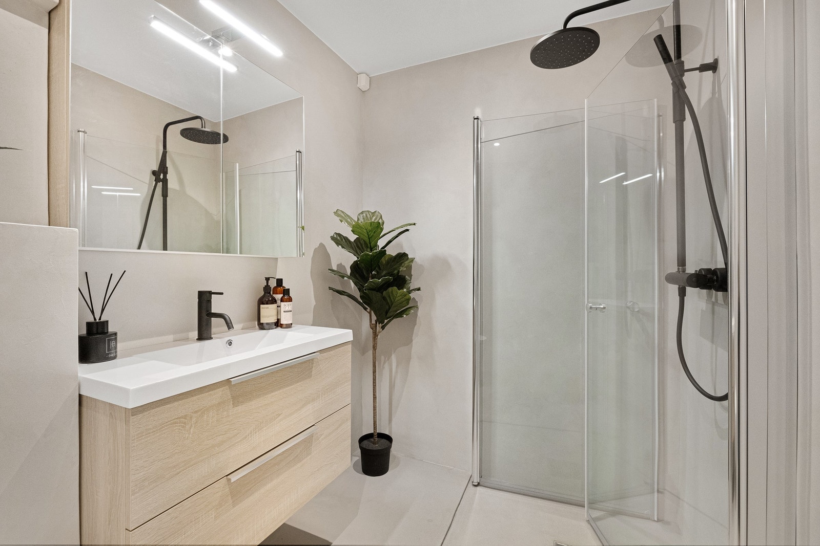 Badet har gulvvarme, blandebatterier og dusj fra Tapwell. Baderomsinnredning fra Bademiljø Galleribilde