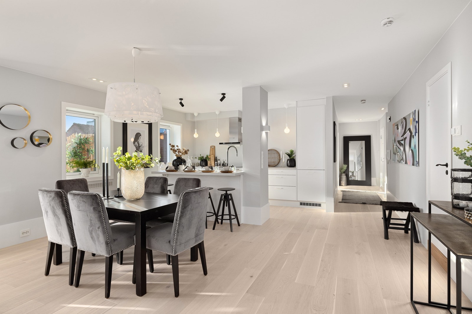 God og naturlig plass til spisebord og festlige lag Galleribilde